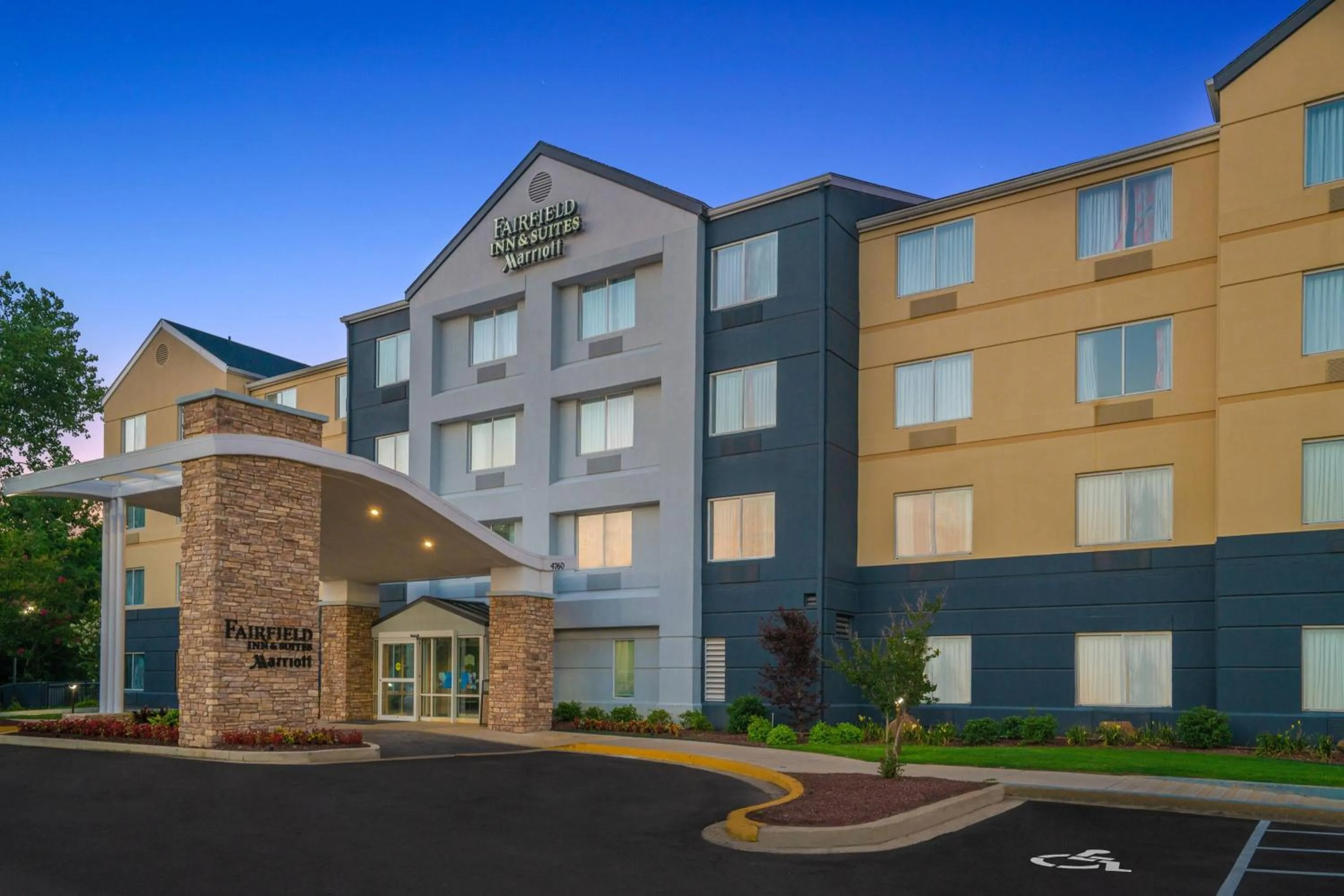 Property building in Fairfield Inn & Suites Memphis I-240 & Perkins