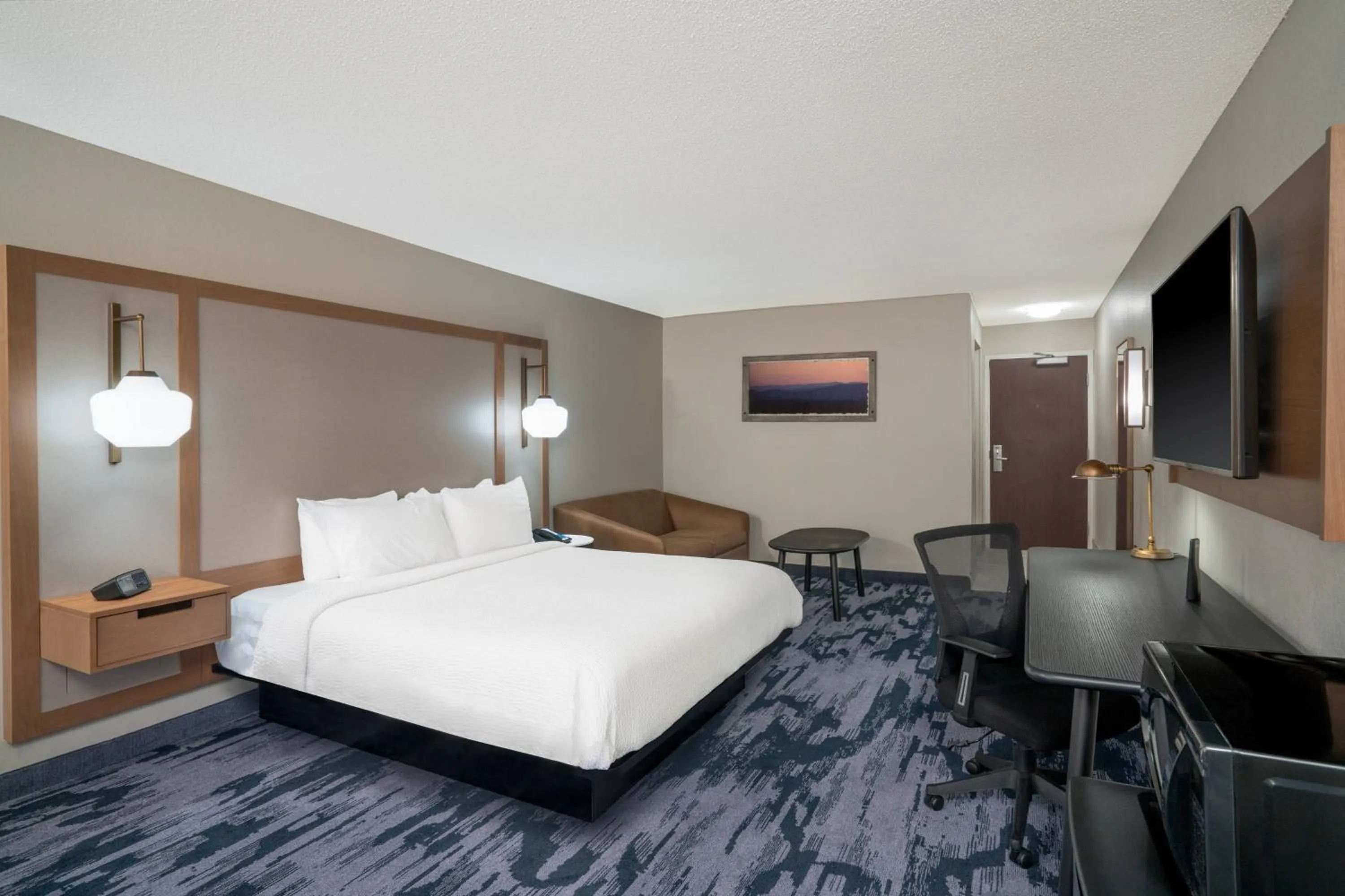 Photo of the whole room, Bed in Fairfield Inn & Suites Memphis I-240 & Perkins