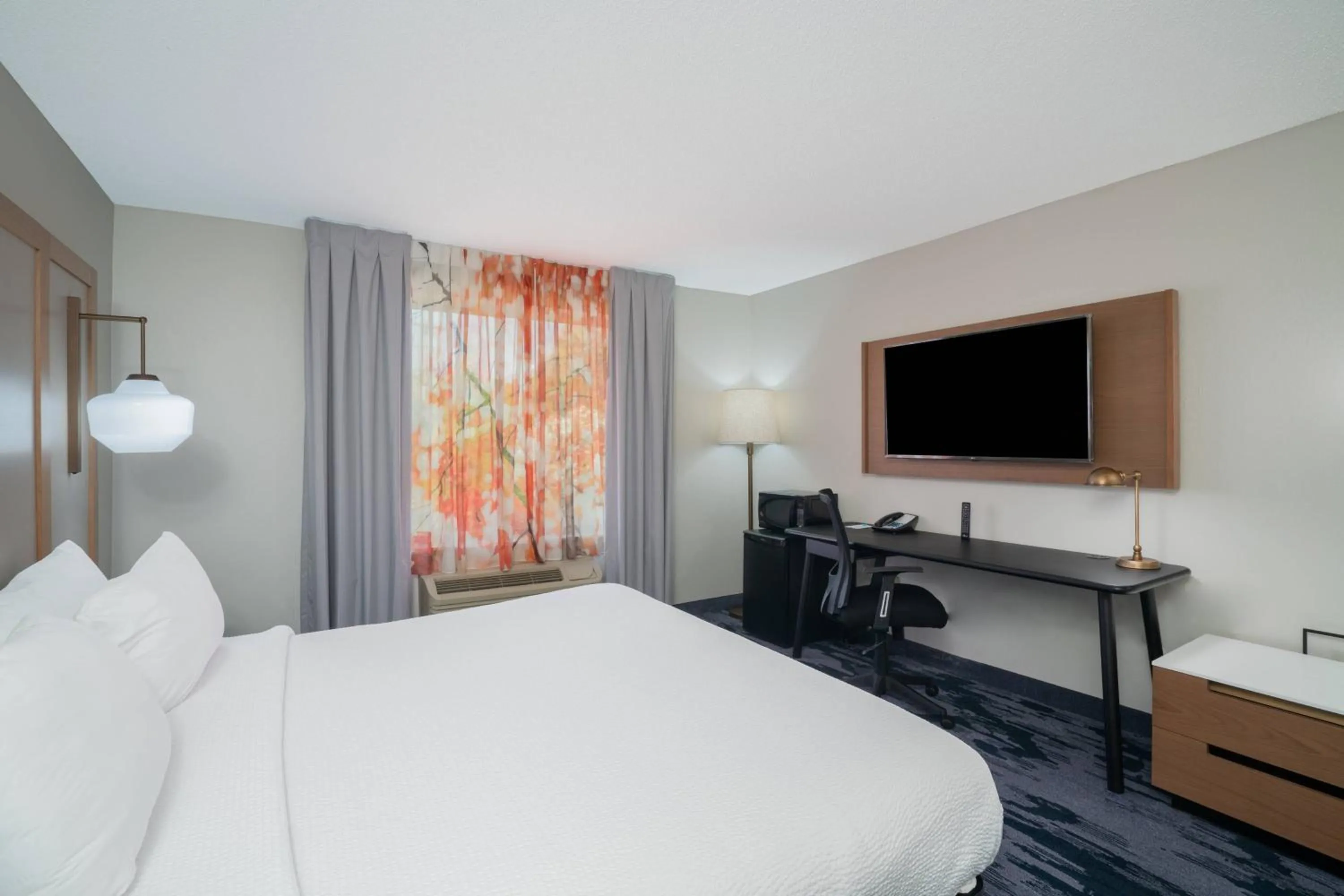 Photo of the whole room, Bed in Fairfield Inn & Suites Memphis I-240 & Perkins