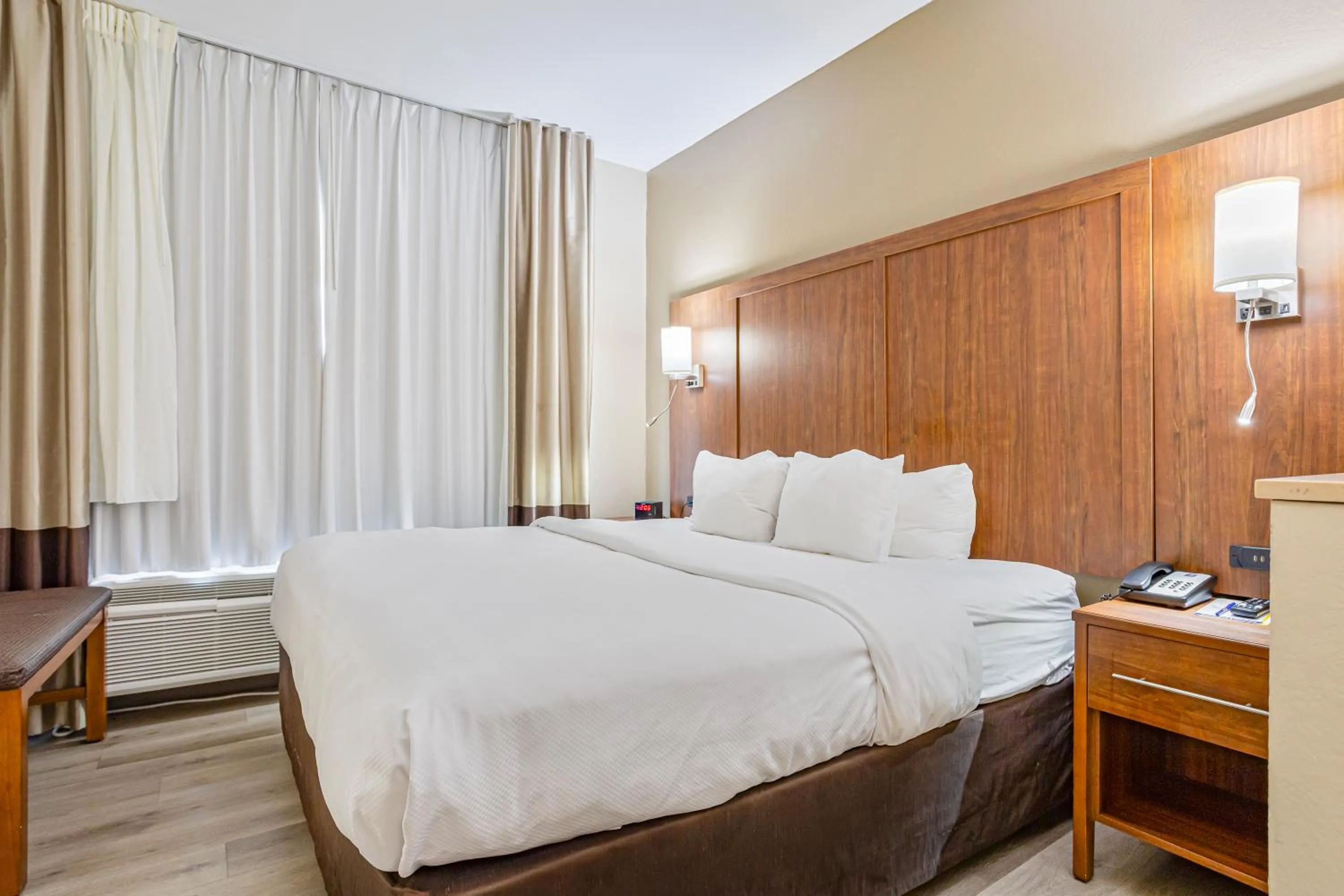 Bed in Comfort Inn & Suites Montgomery East Carmichael Rd