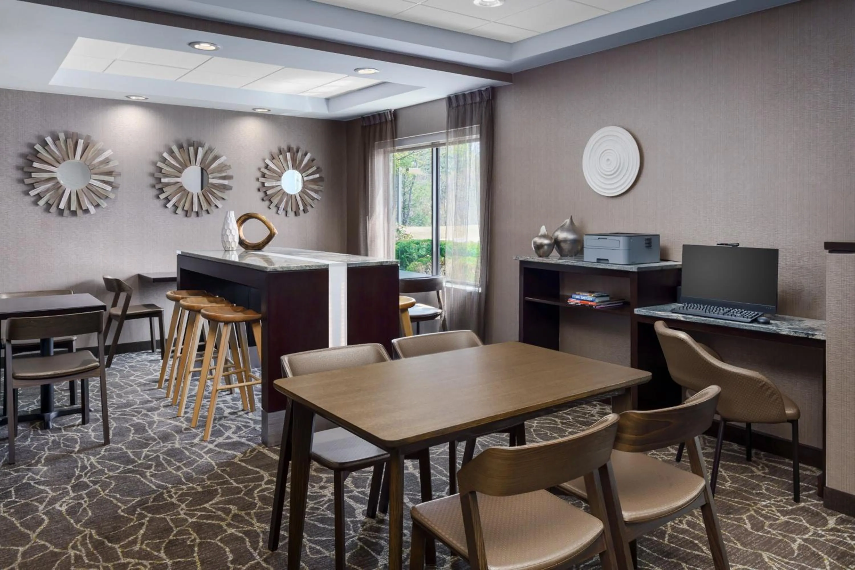 Restaurant/places to eat in SpringHill Suites Manchester-Boston Regional Airport