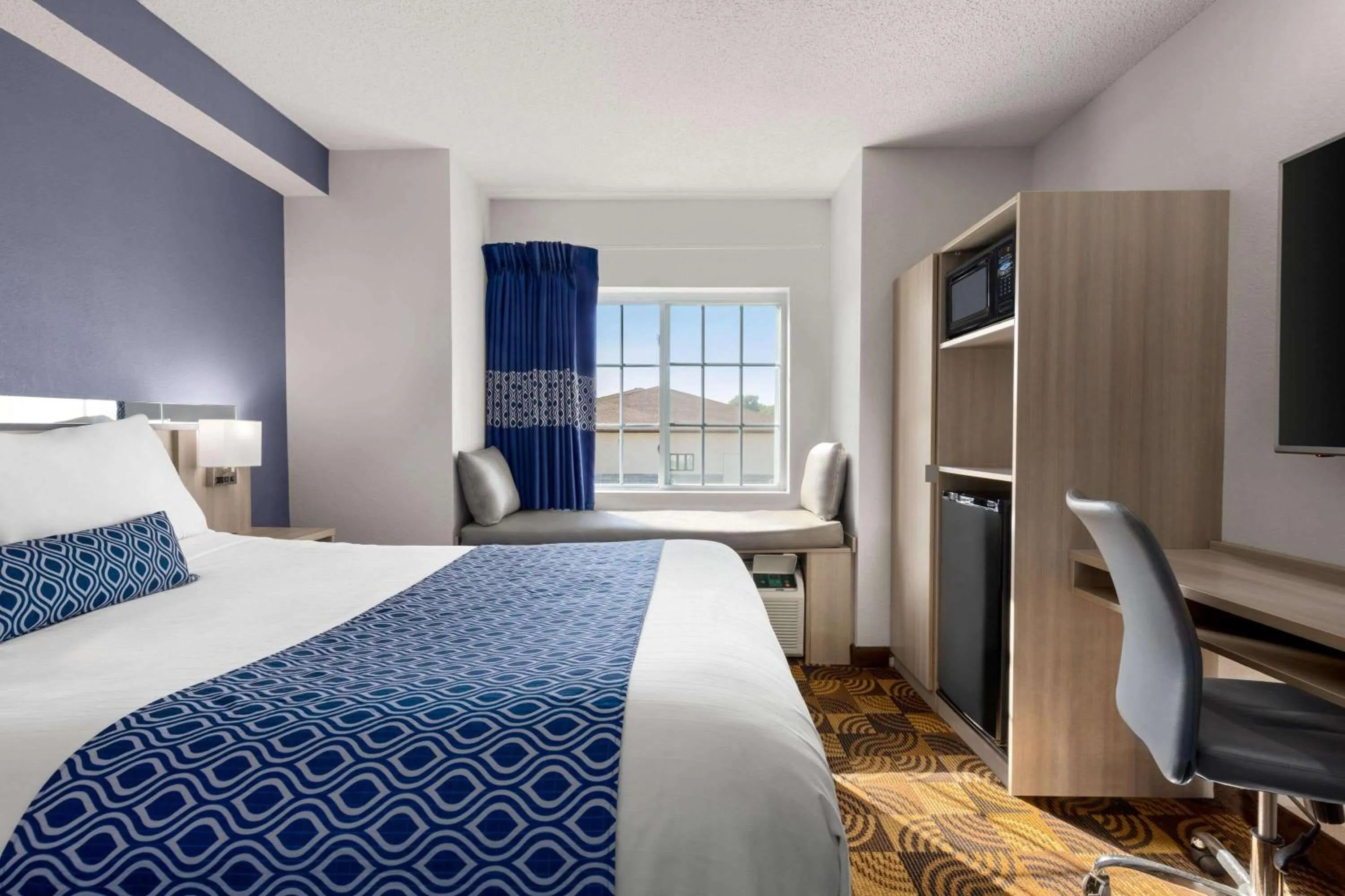 Photo of the whole room, Bed in Microtel Inn & Suites Lincoln