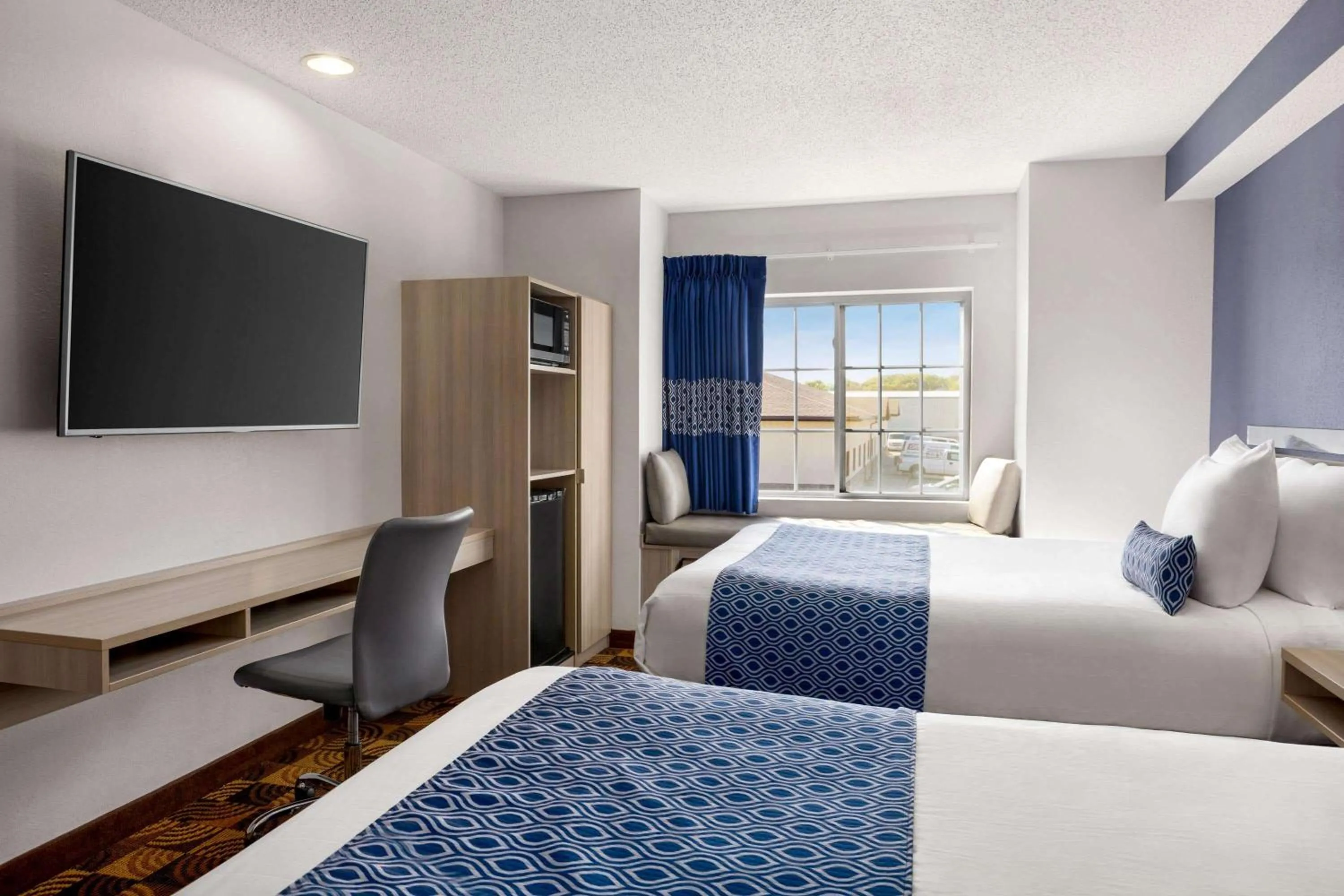 Photo of the whole room, Bed in Microtel Inn & Suites Lincoln