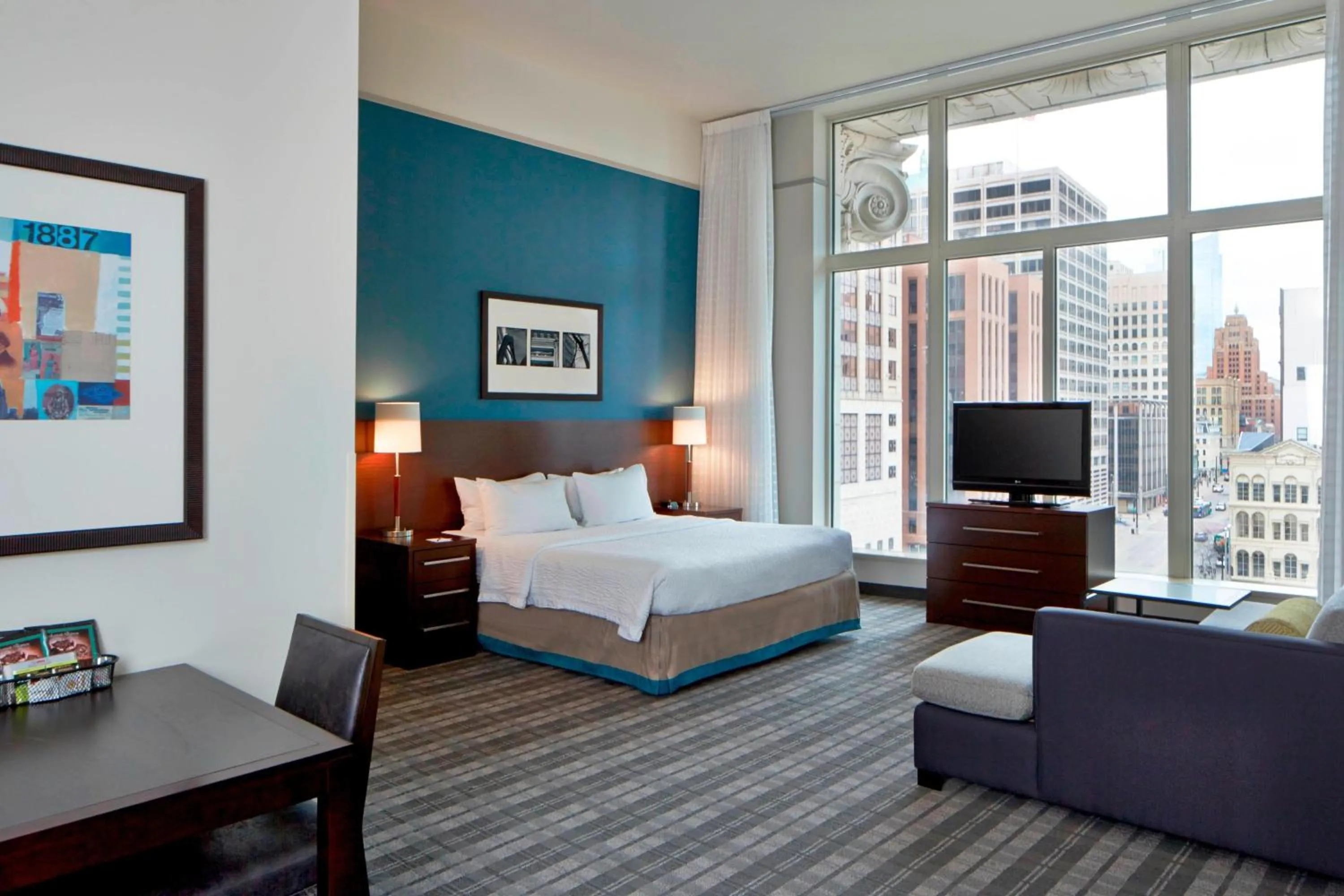 Bedroom, Bed in Residence Inn Milwaukee Downtown