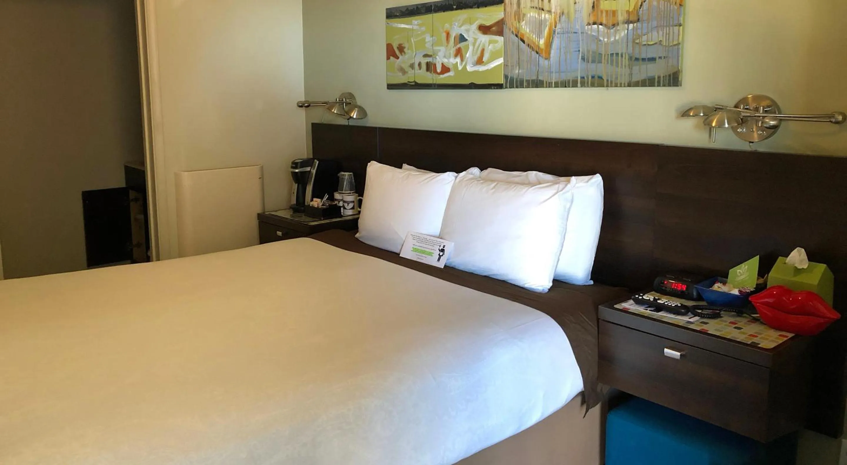 Photo of the whole room, Bed in Bayfront Inn