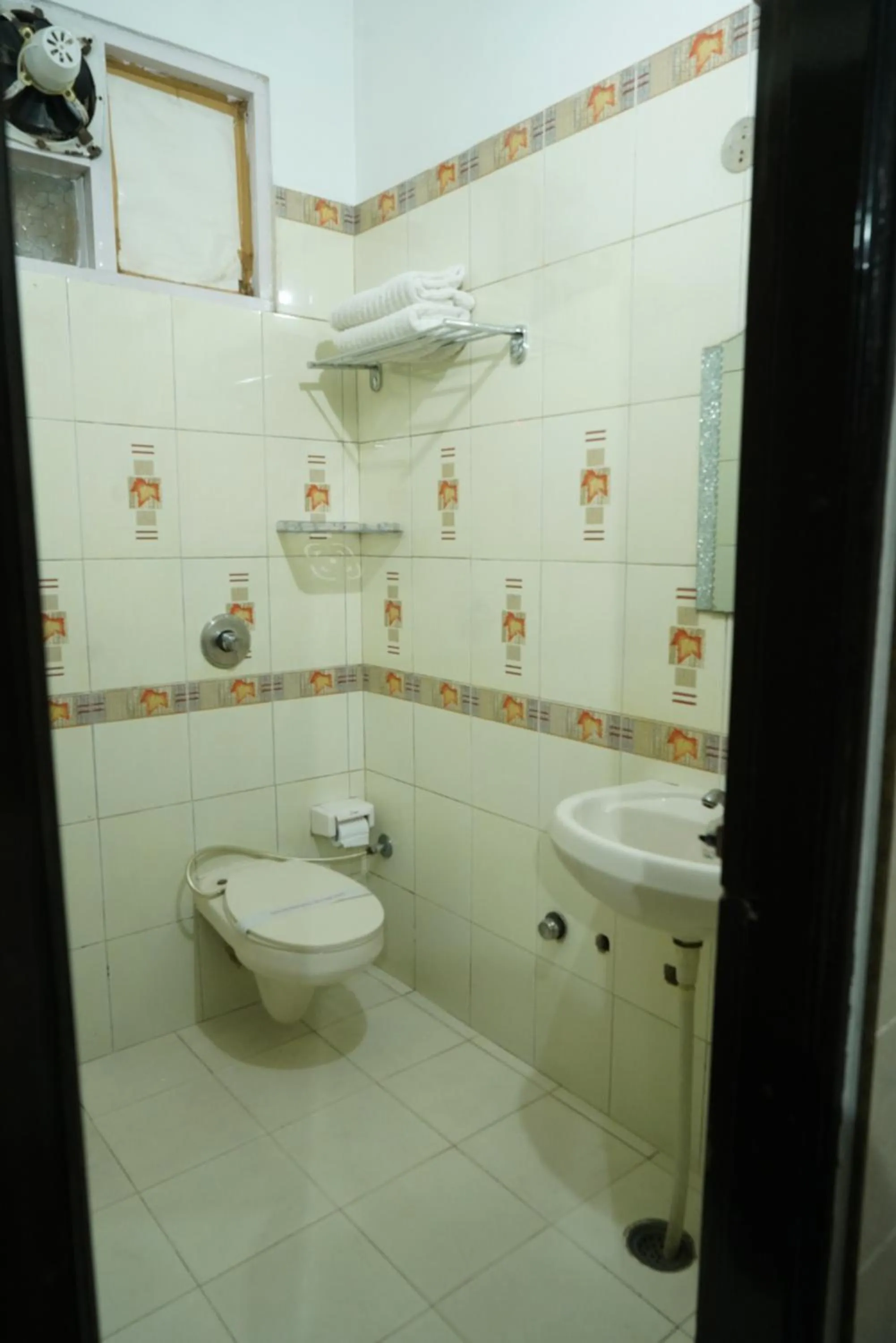 Bathroom in Hotel Malhotra inn 50 Meter from Golden Temple