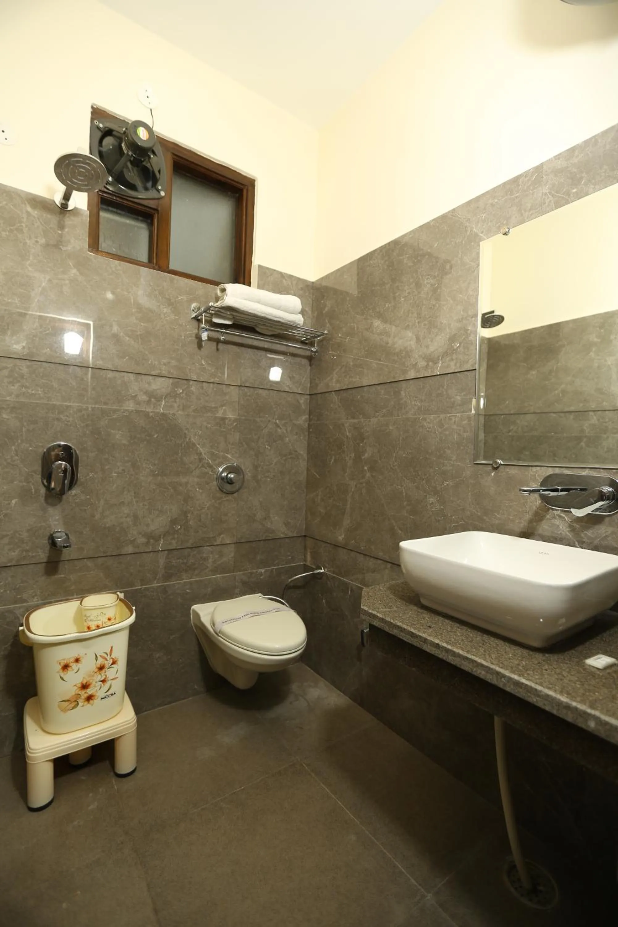 Bathroom in Hotel Malhotra inn 50 Meter from Golden Temple