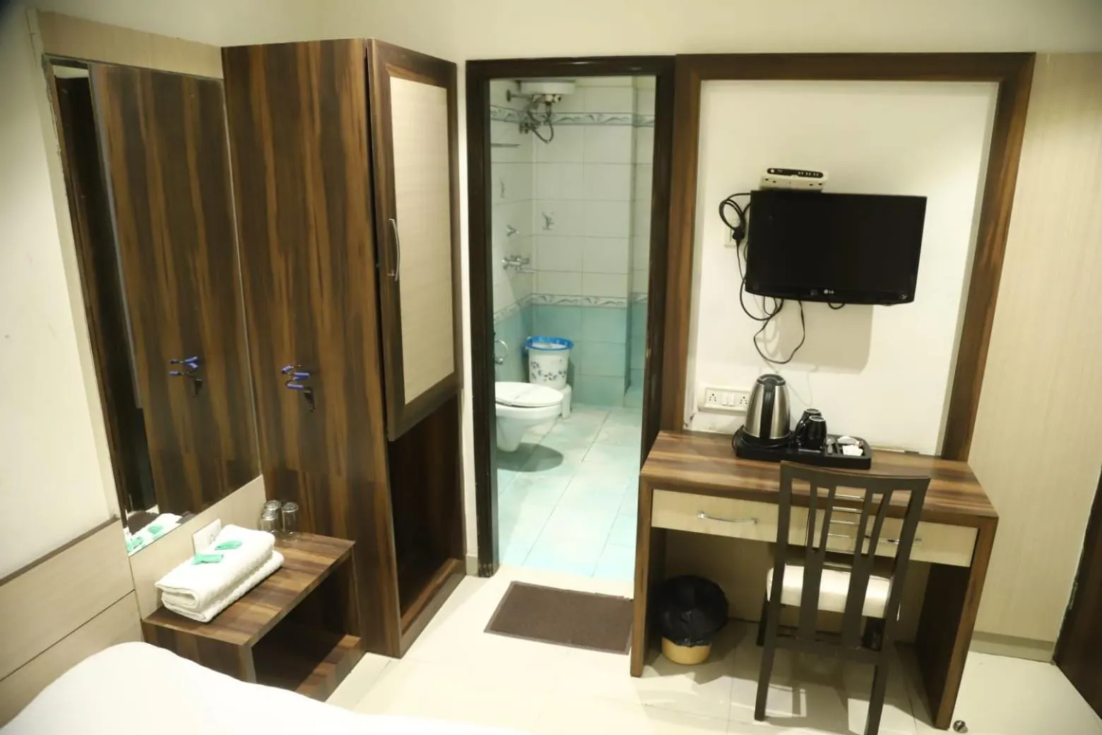 Property building in Hotel Malhotra inn 50 Meter from Golden Temple