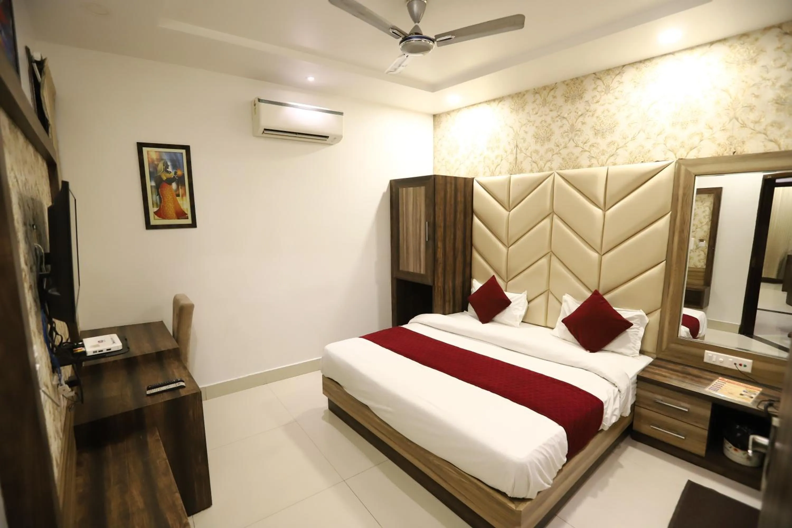 Bedroom, Bed in Hotel Malhotra inn 50 Meter from Golden Temple