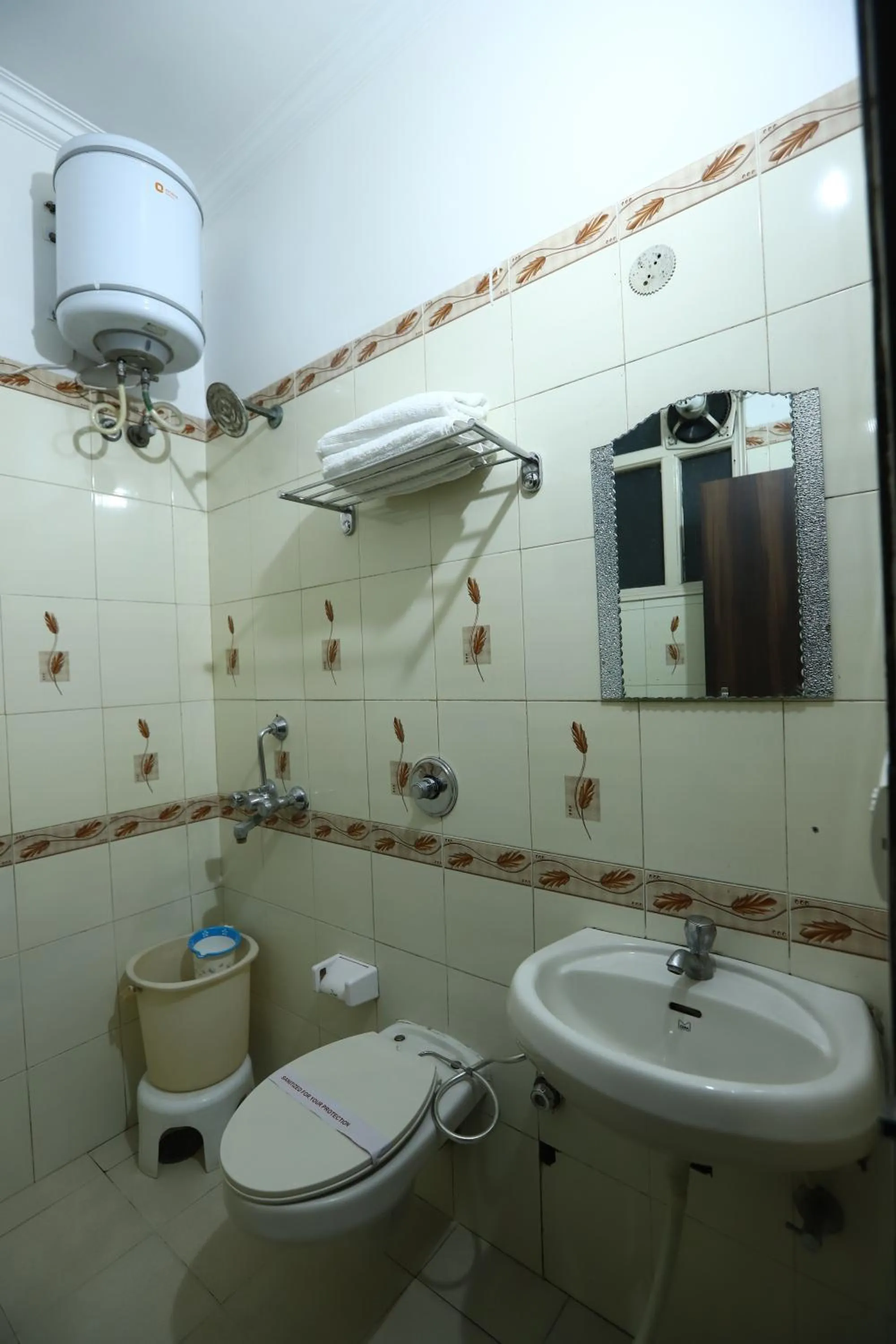 Bathroom in Hotel Malhotra inn 50 Meter from Golden Temple