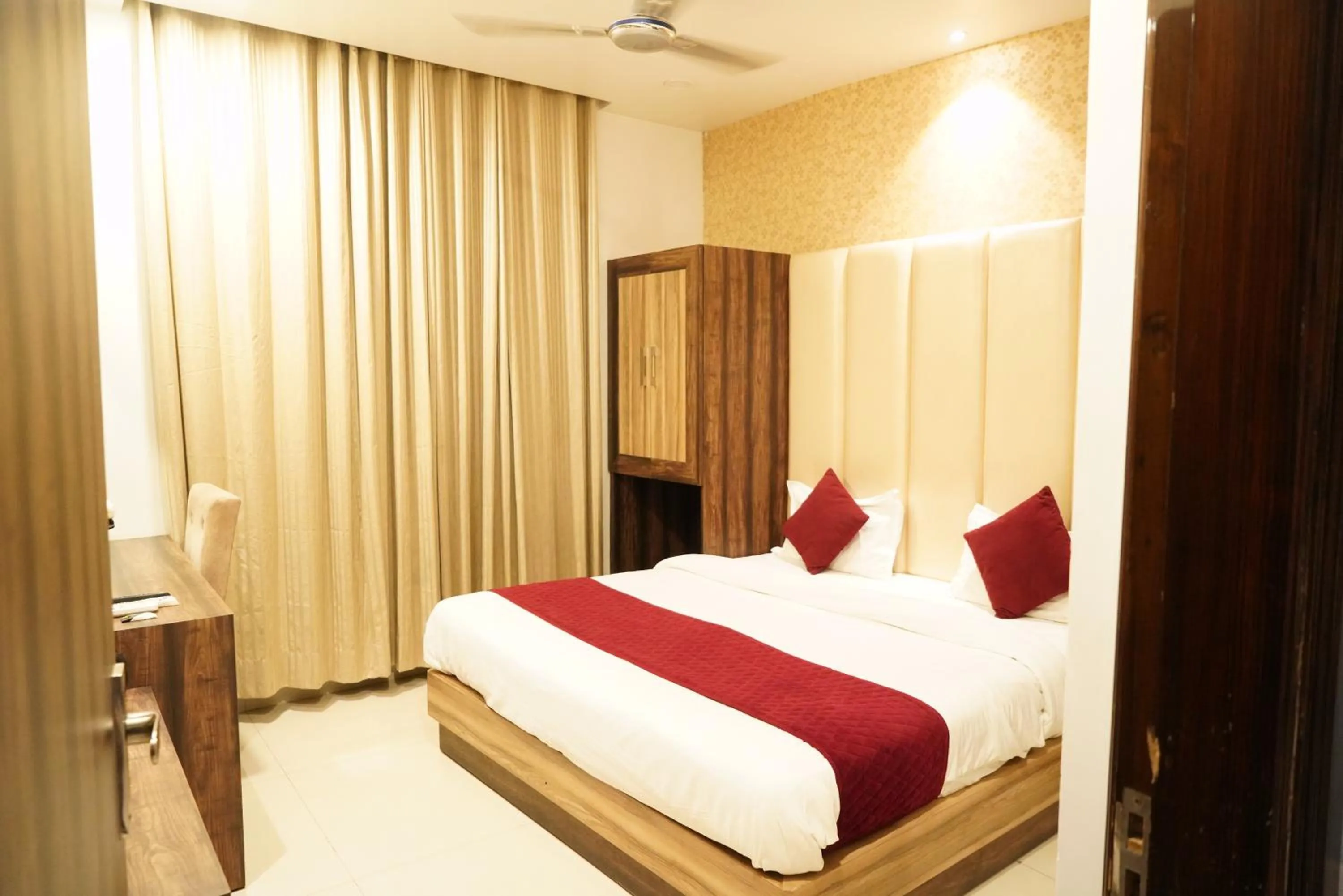 Bedroom, Bed in Hotel Malhotra inn 50 Meter from Golden Temple