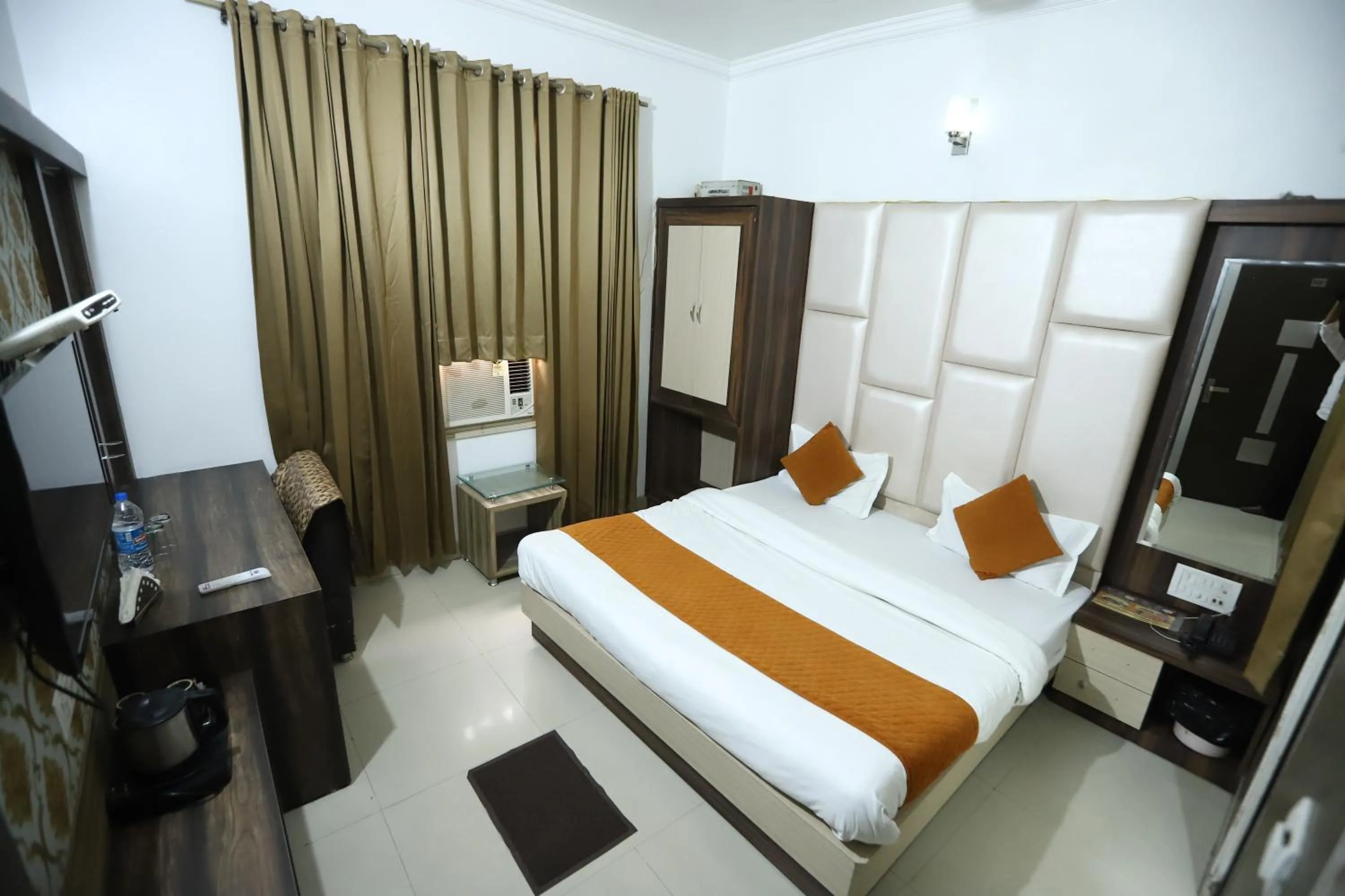 Bedroom, Bed in Hotel Malhotra inn 50 Meter from Golden Temple