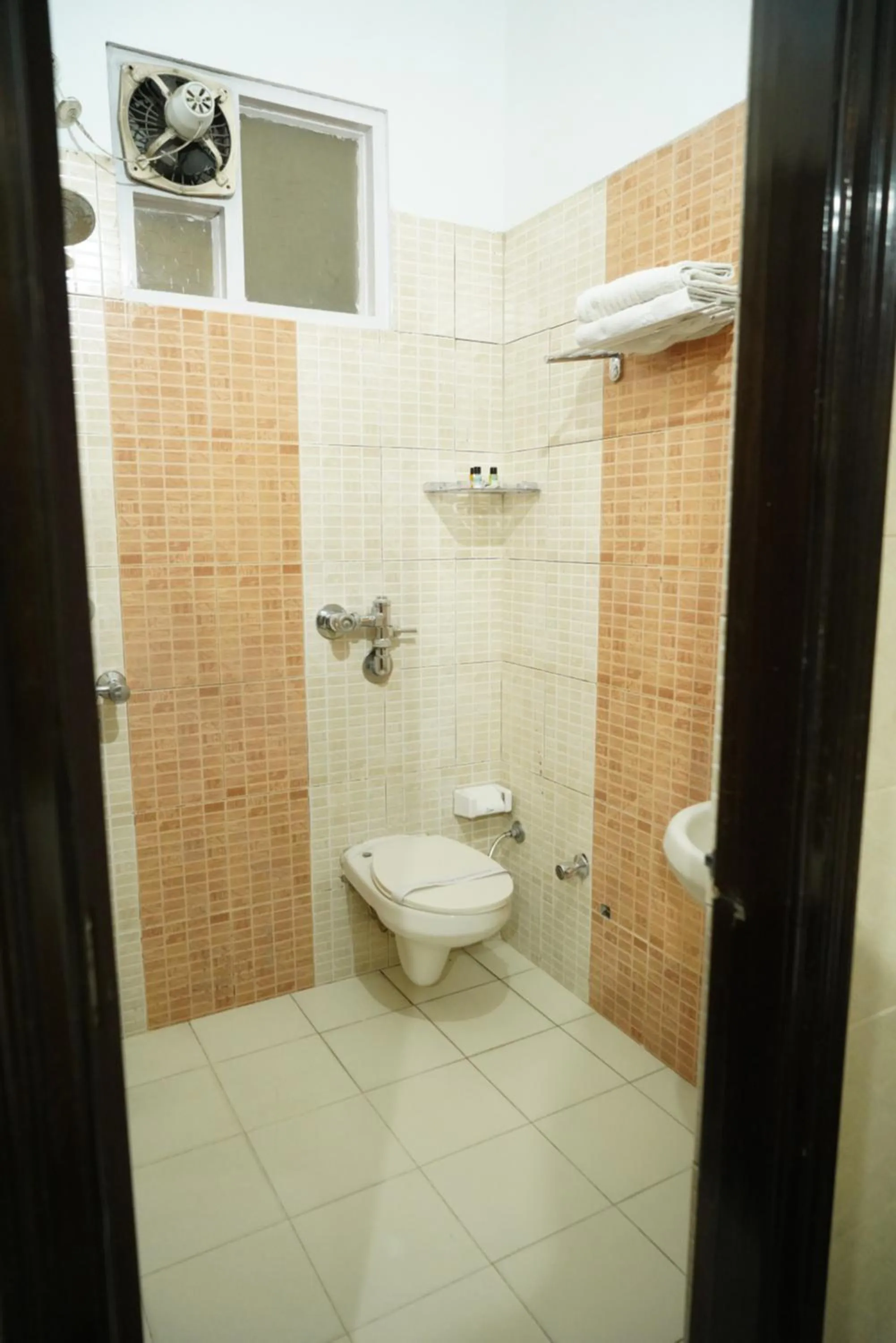 Bathroom in Hotel Malhotra inn 50 Meter from Golden Temple