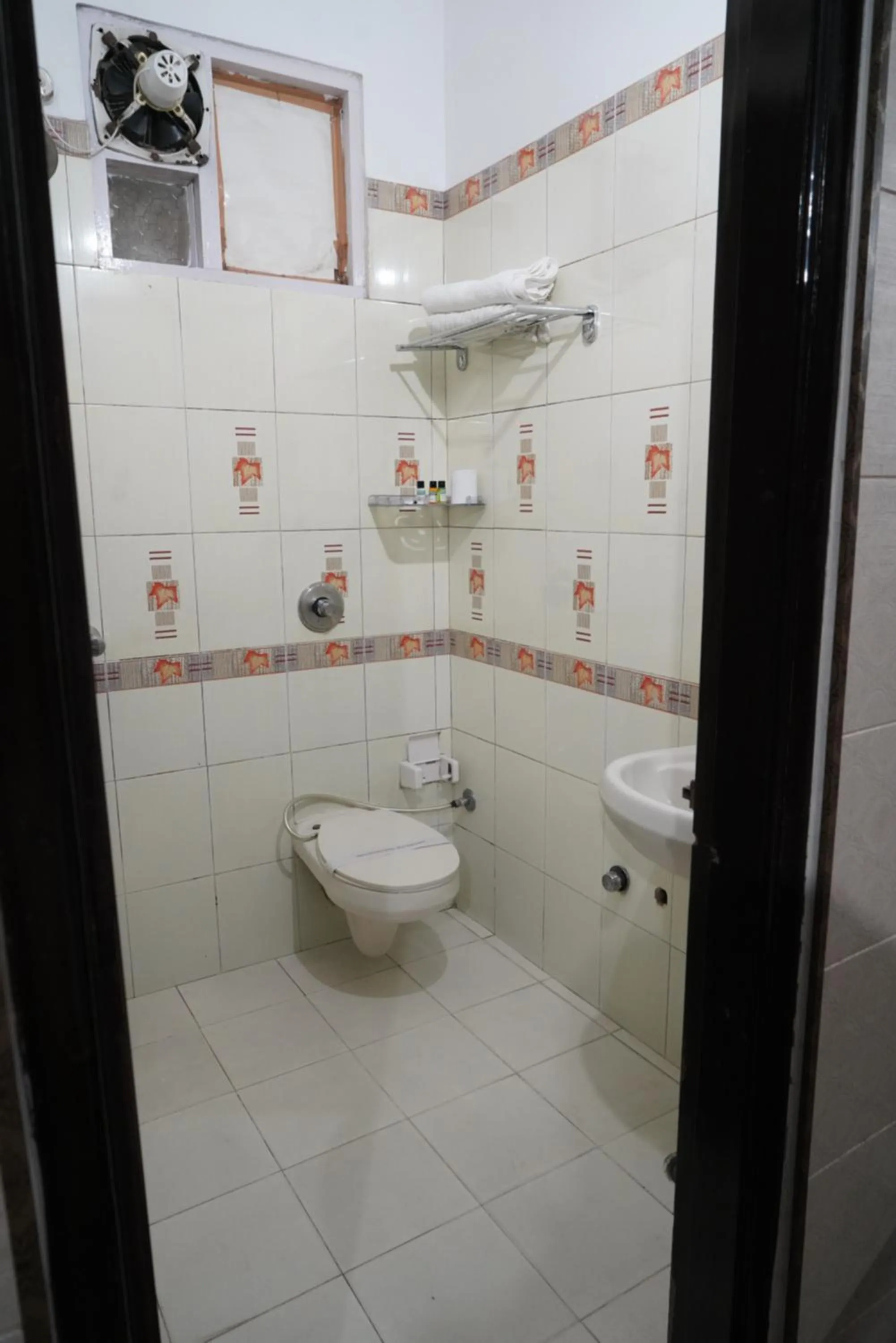 Bathroom in Hotel Malhotra inn 50 Meter from Golden Temple