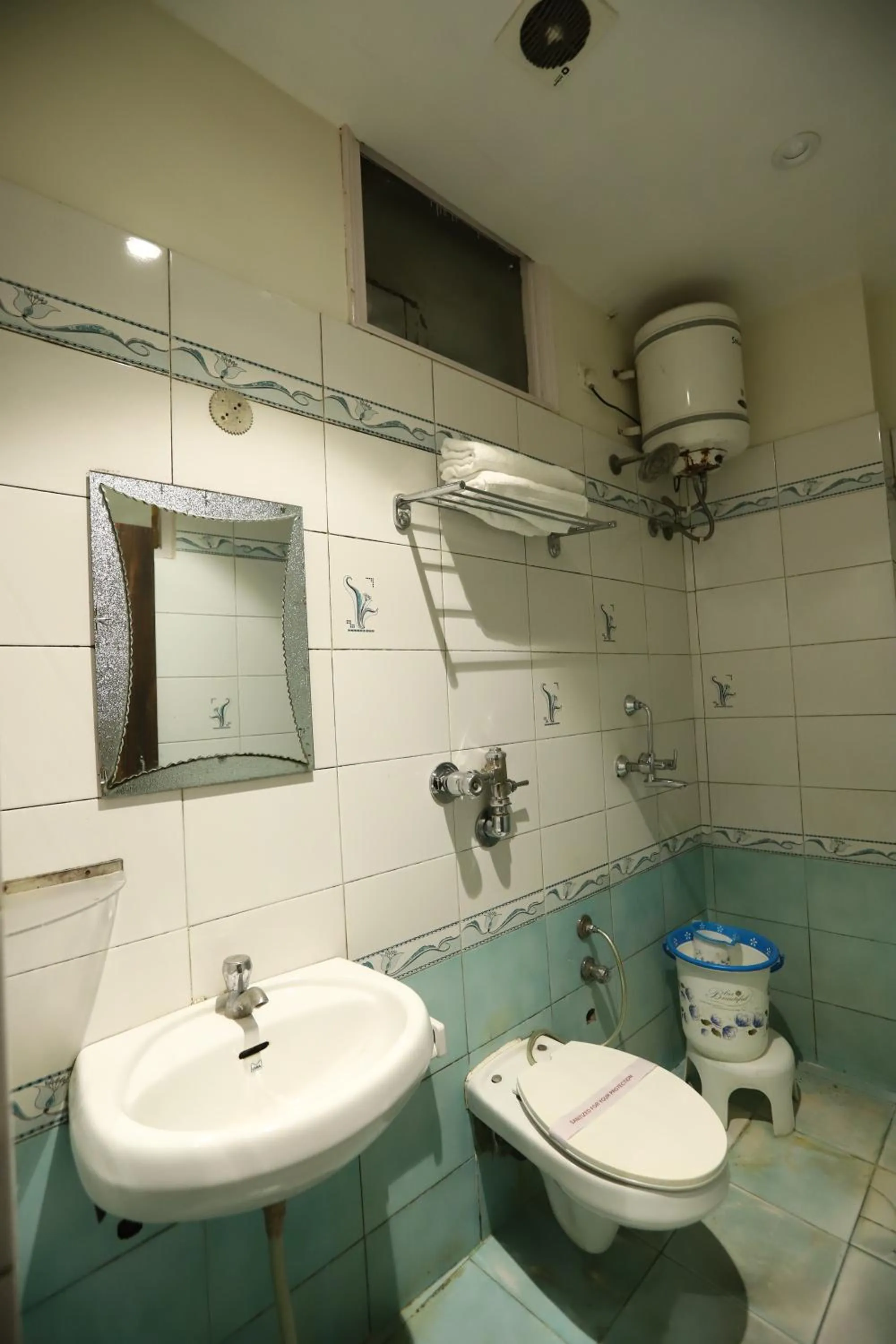 Bathroom in Hotel Malhotra inn 50 Meter from Golden Temple