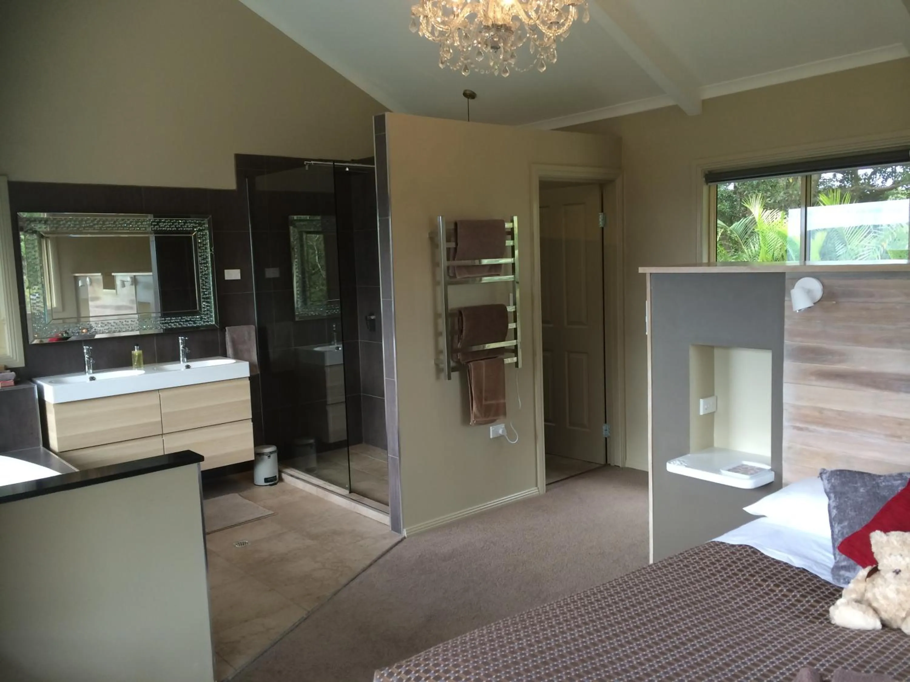 Decorative detail, Bed in Maleny Luxury Cottages