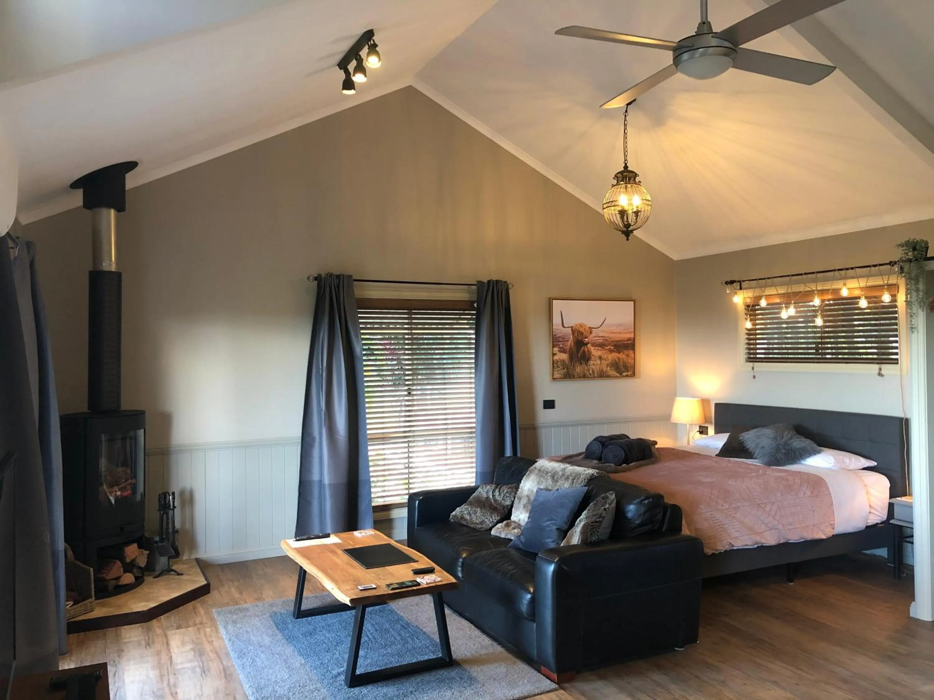 Living room, Bed in Maleny Luxury Cottages