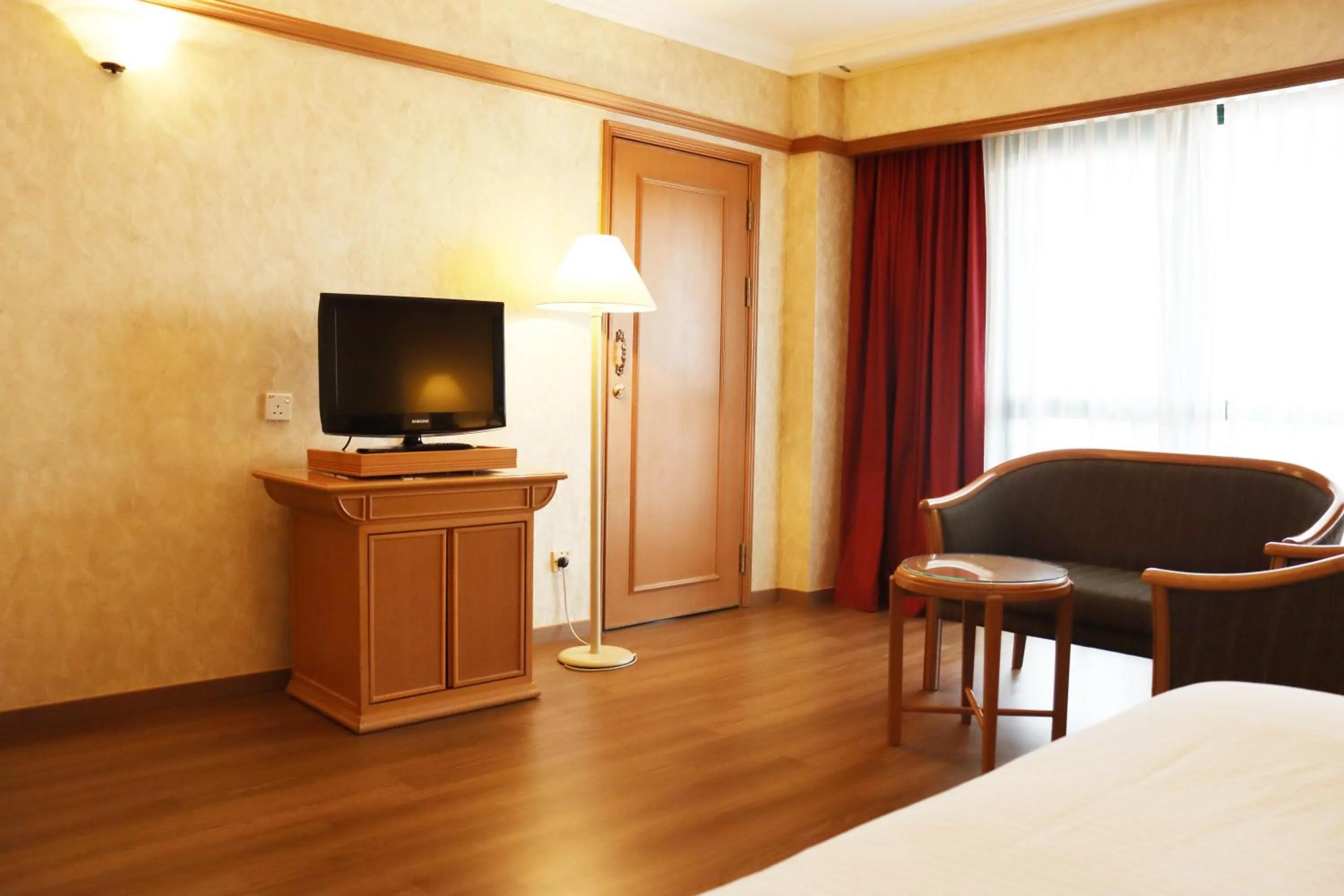 Communal lounge/ TV room, Bed in Grand Palace Hotel