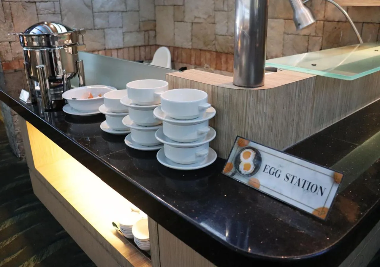 Restaurant/places to eat in Grand Palace Hotel