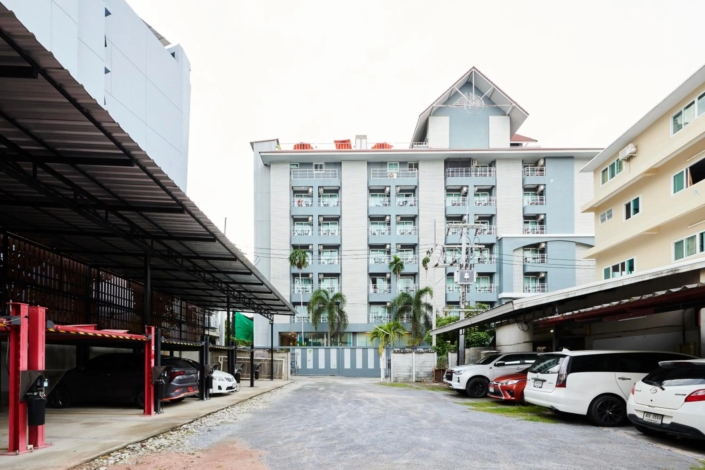 Parking in Adelphi Pattaya