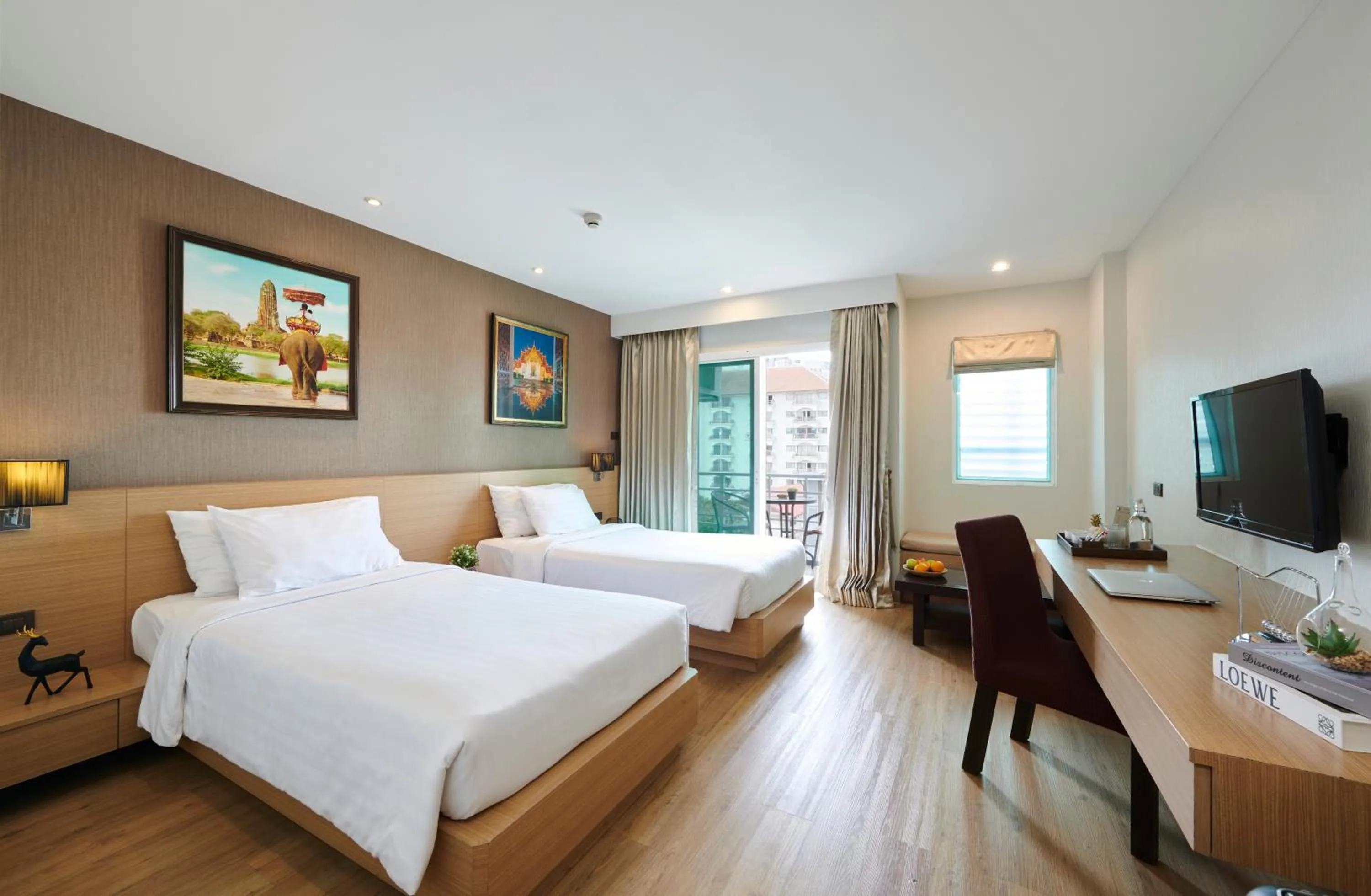 Photo of the whole room, Bed in Adelphi Pattaya