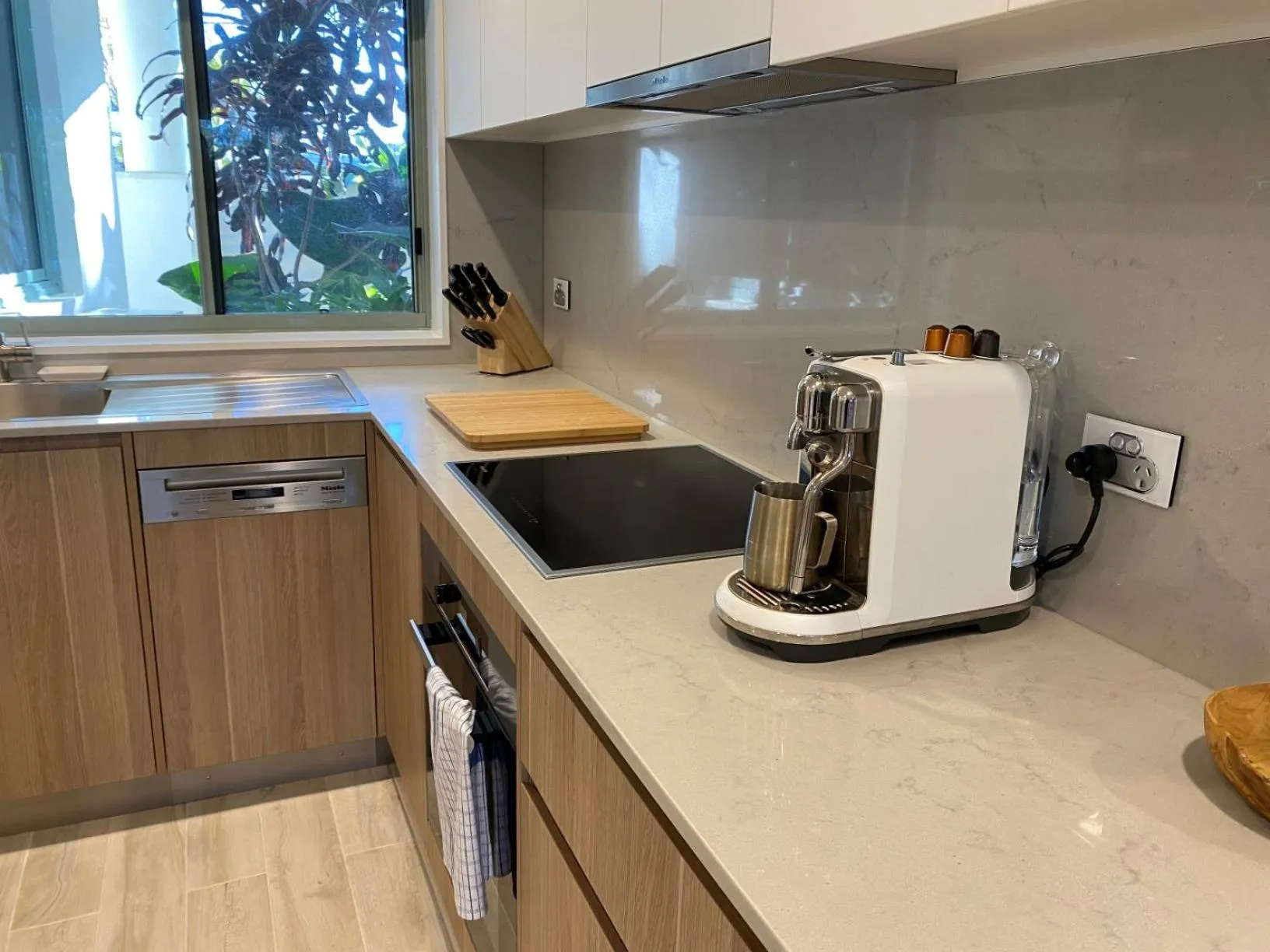 Kitchen or kitchenette in Bay Royal Apartments