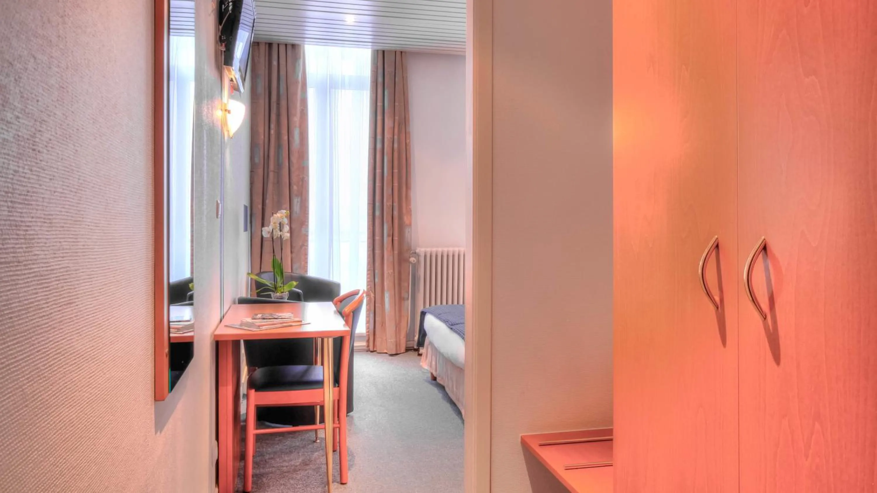 TV and multimedia in Hotel Le Terminus