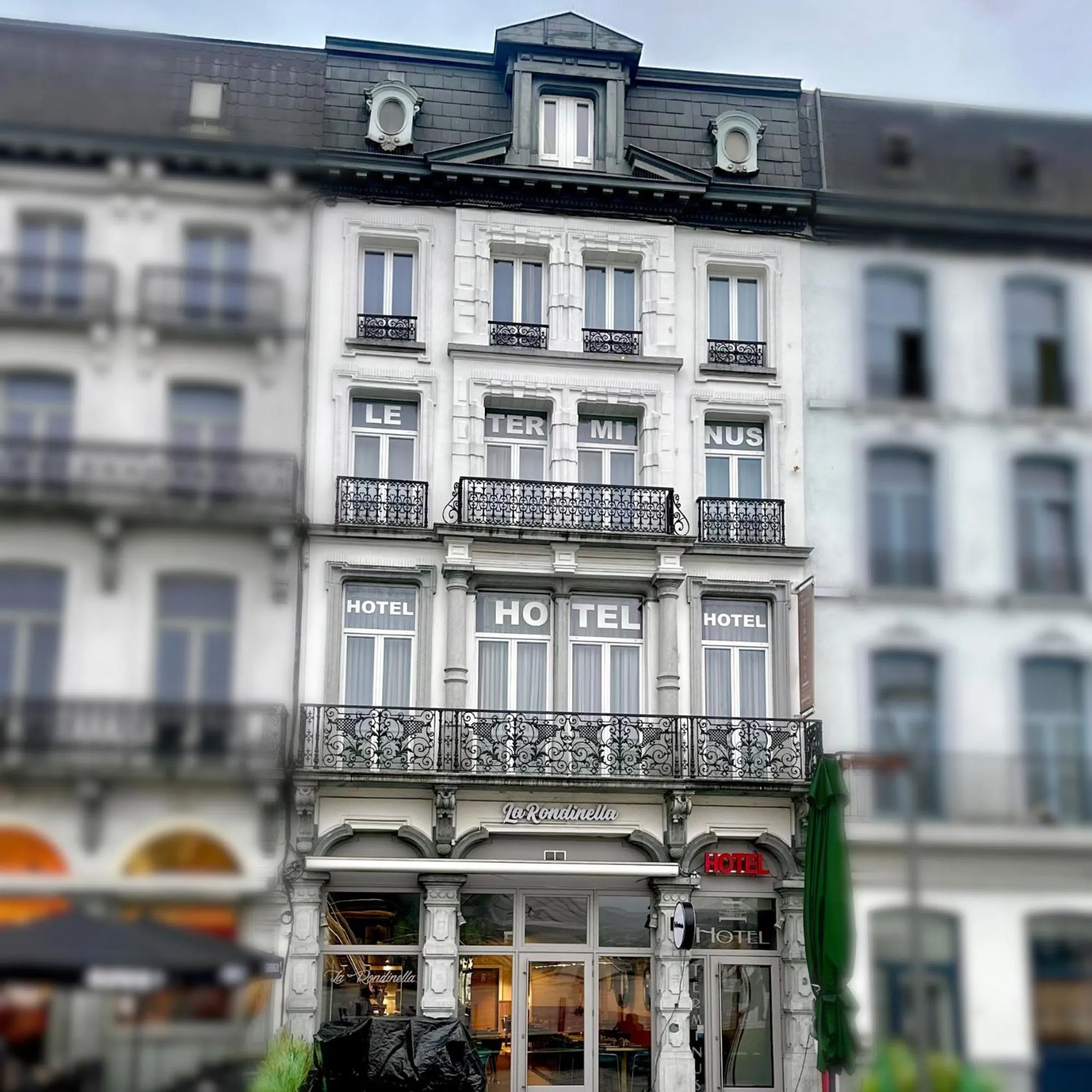 Property building in Hotel Le Terminus