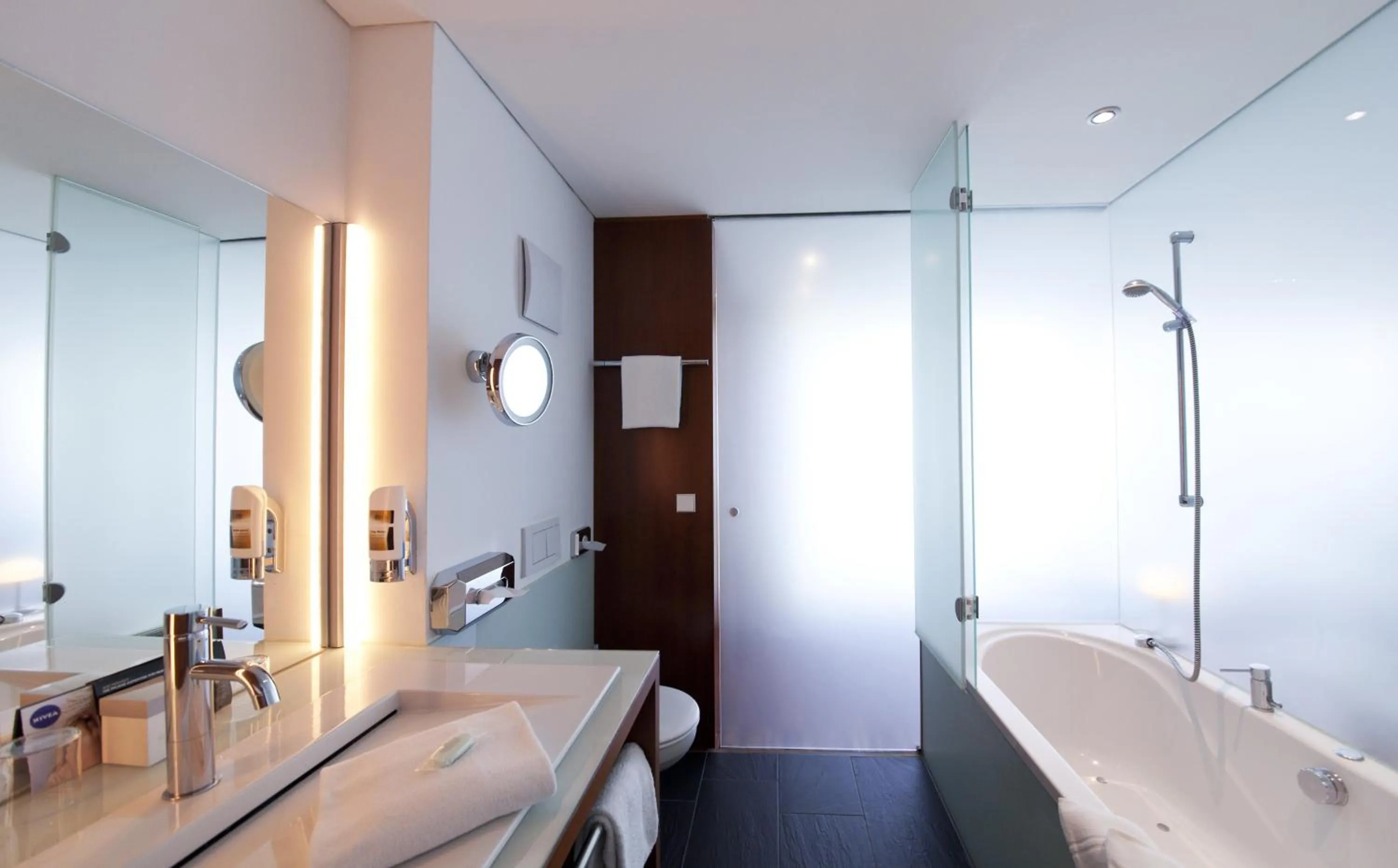 Bathroom, Bed in Romantik Hotel Johanniter-Kreuz