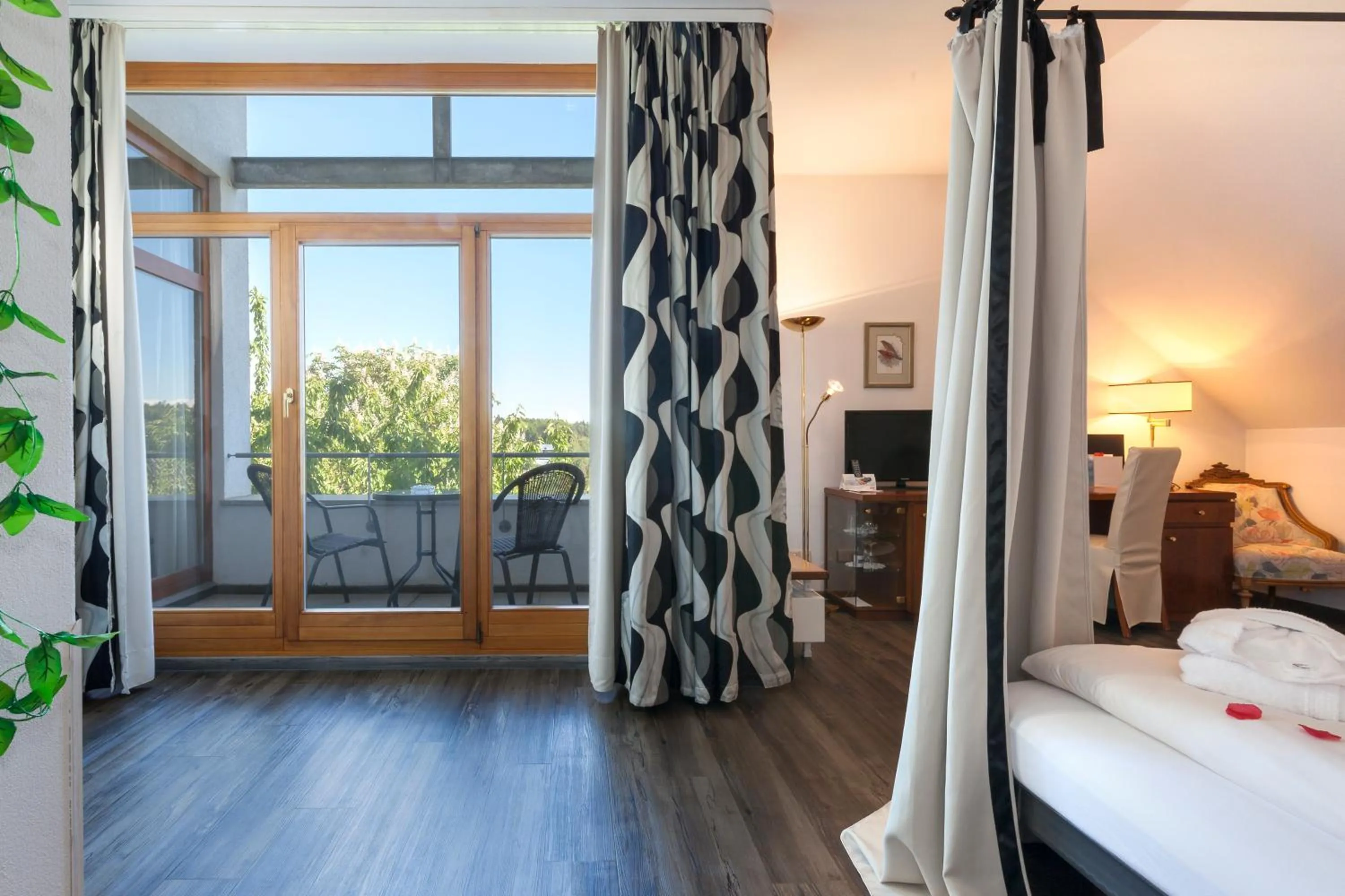 Living room, Bed in Romantik Hotel Johanniter-Kreuz