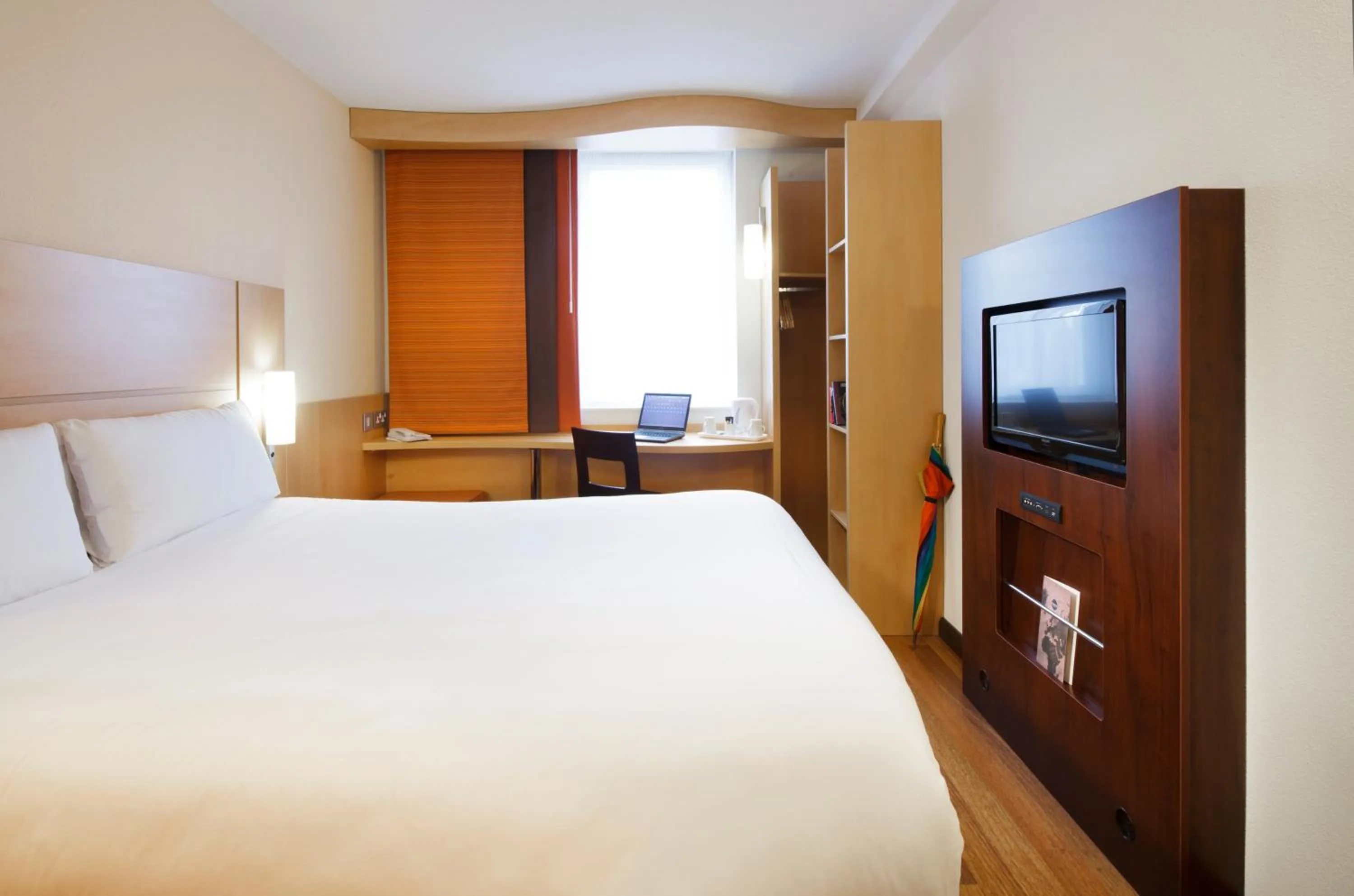 Bed, TV/Entertainment Center in ibis Gloucester