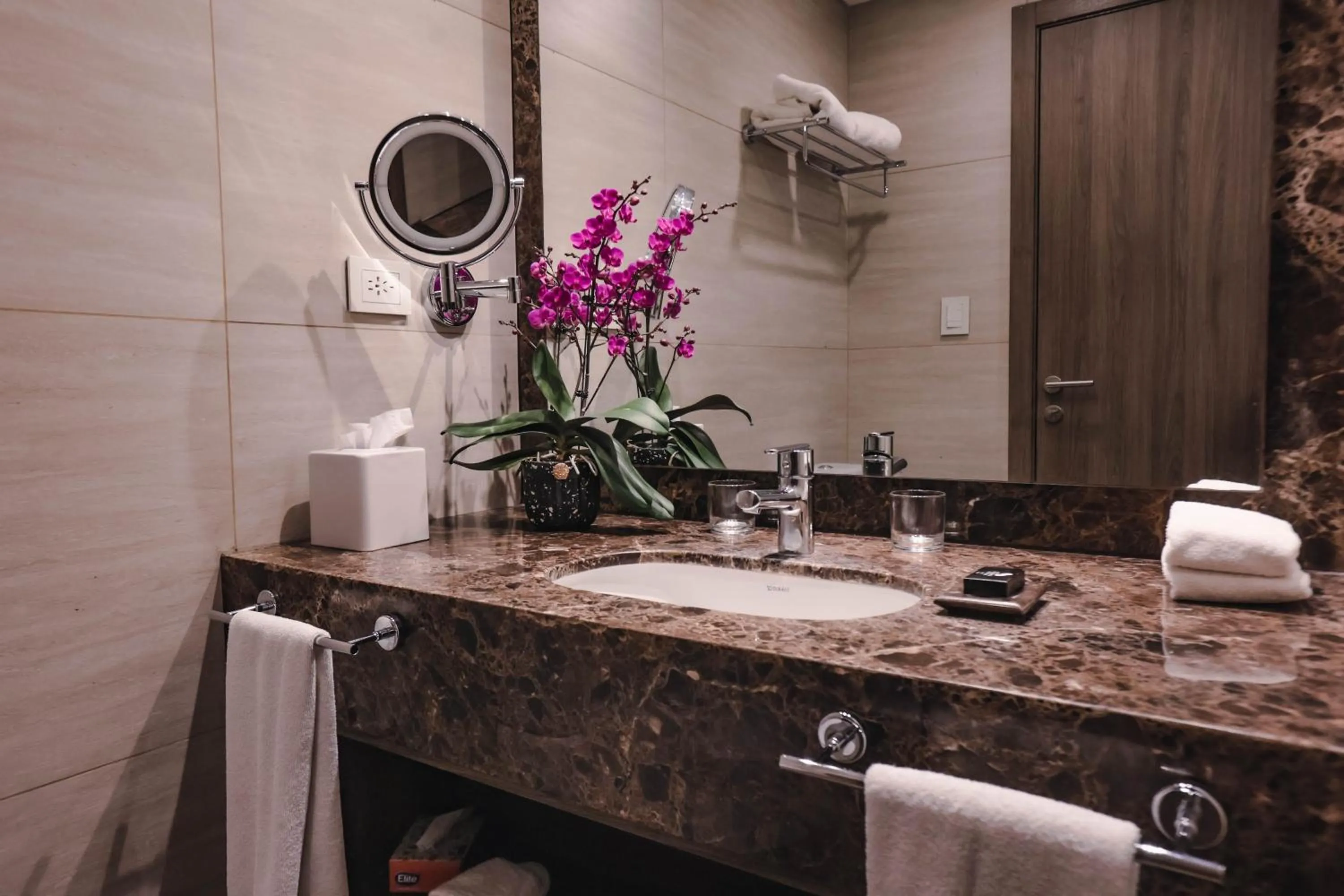 Bathroom in Paseo La Galería Hotel & Suites