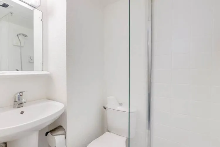 Bathroom in Rev'Hotel