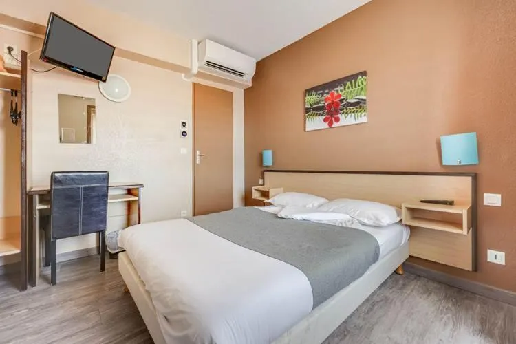 Photo of the whole room, Bed in Rev'Hotel