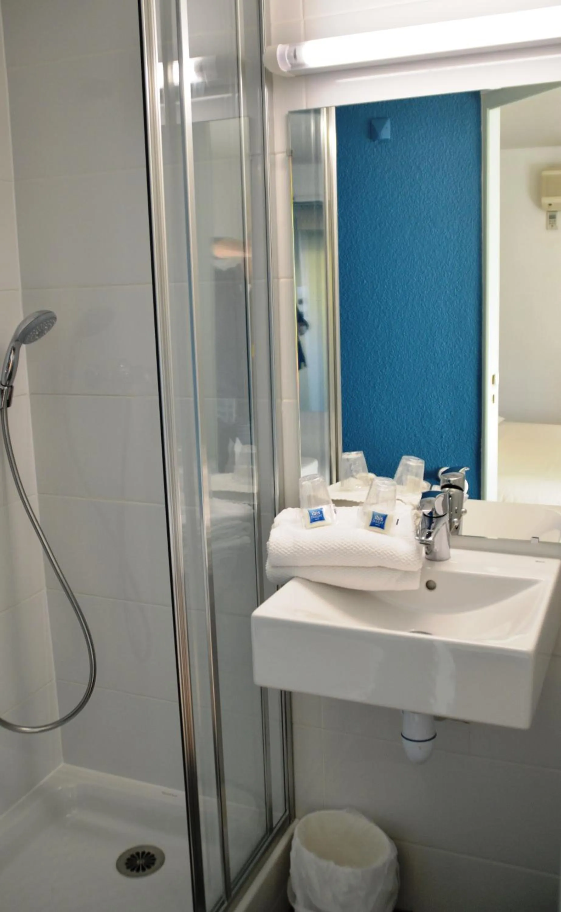 Shower in Ibis Budget Hyères