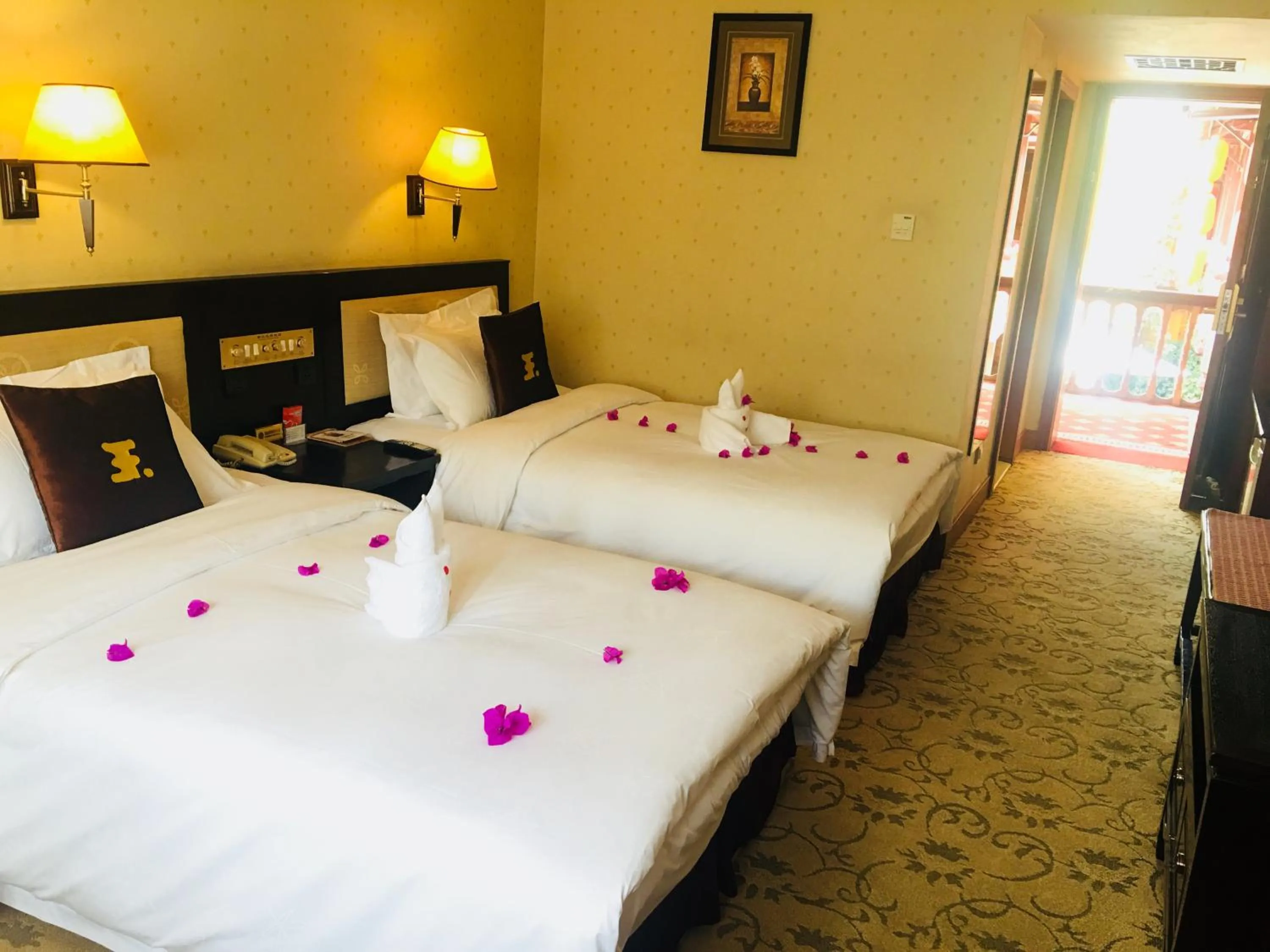 Deluxe Double or Twin Room with Garden View in Lijiang Wangfu Hotel