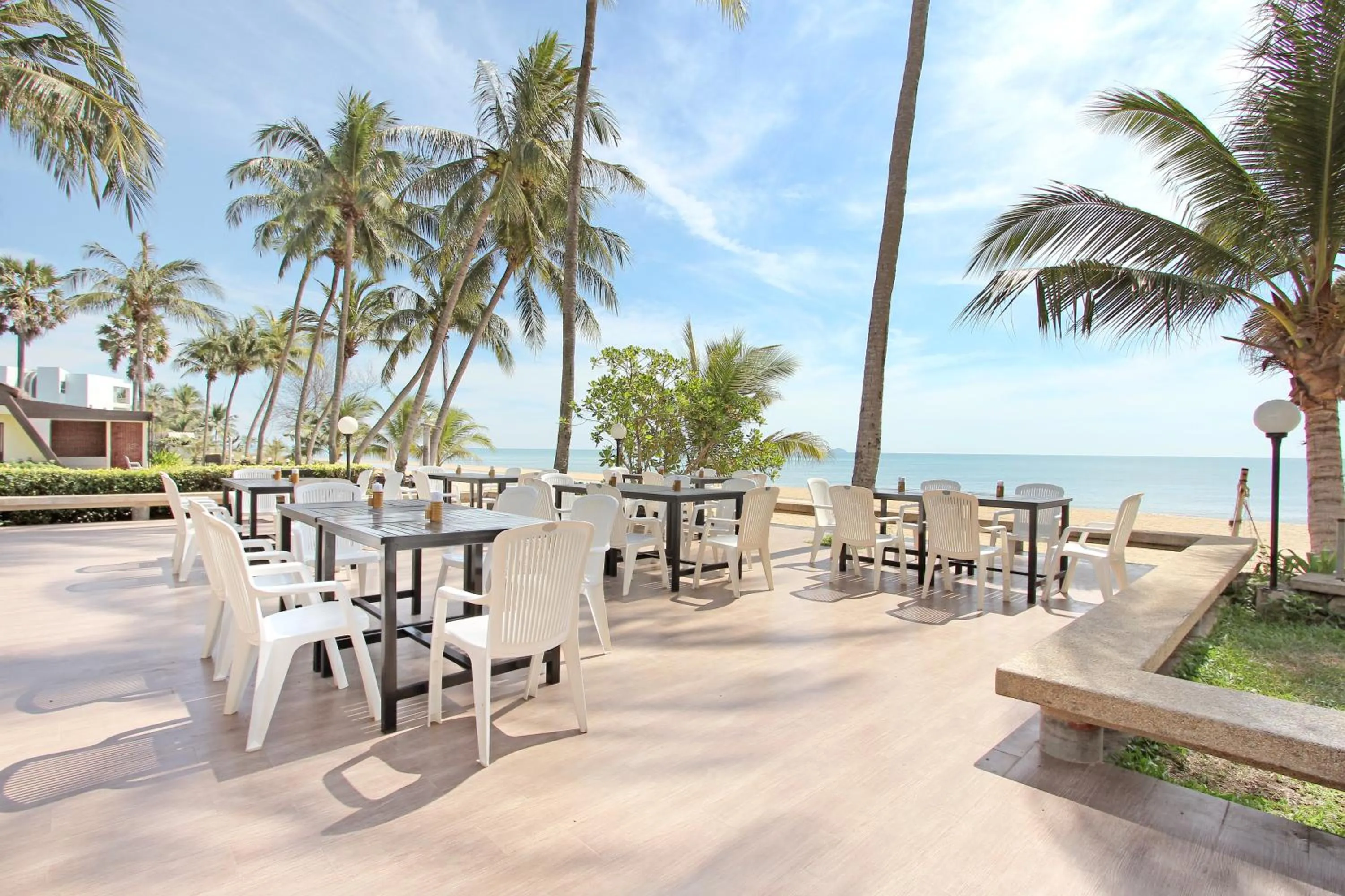 Restaurant/places to eat in Rayong Chalet Resort
