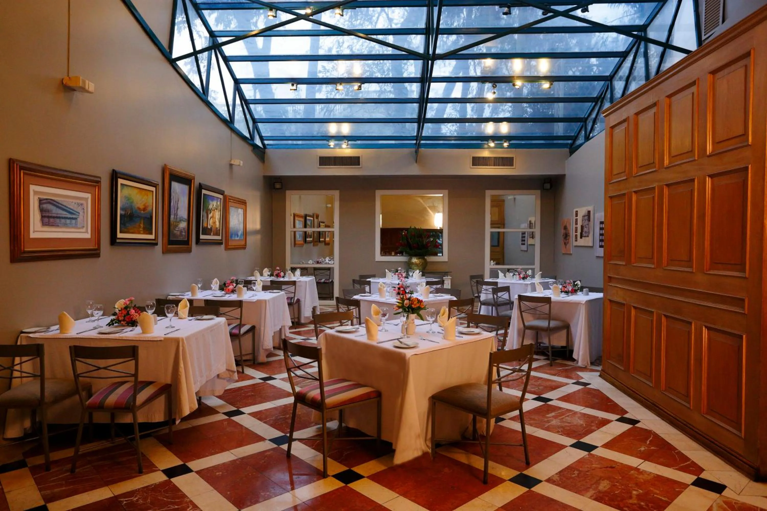 Restaurant/places to eat in Suites del Bosque Hotel