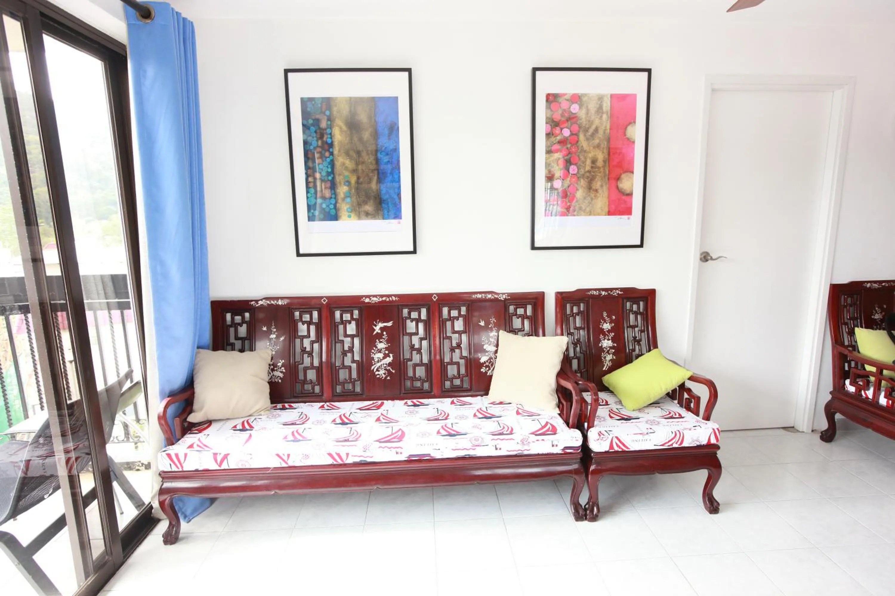 Living room, Bed in Lantau Lodge