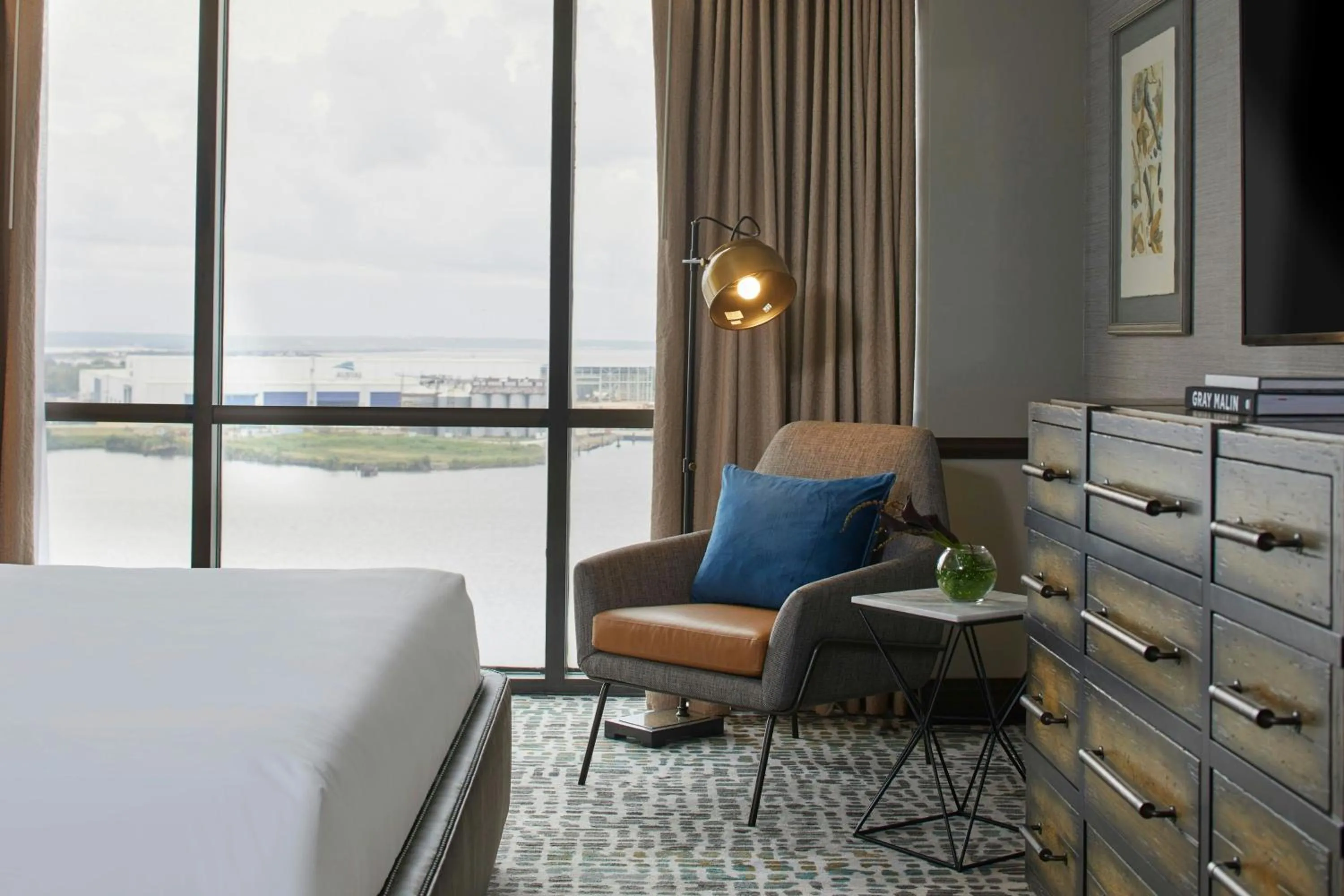 Bedroom in Renaissance Mobile Riverview Plaza Hotel