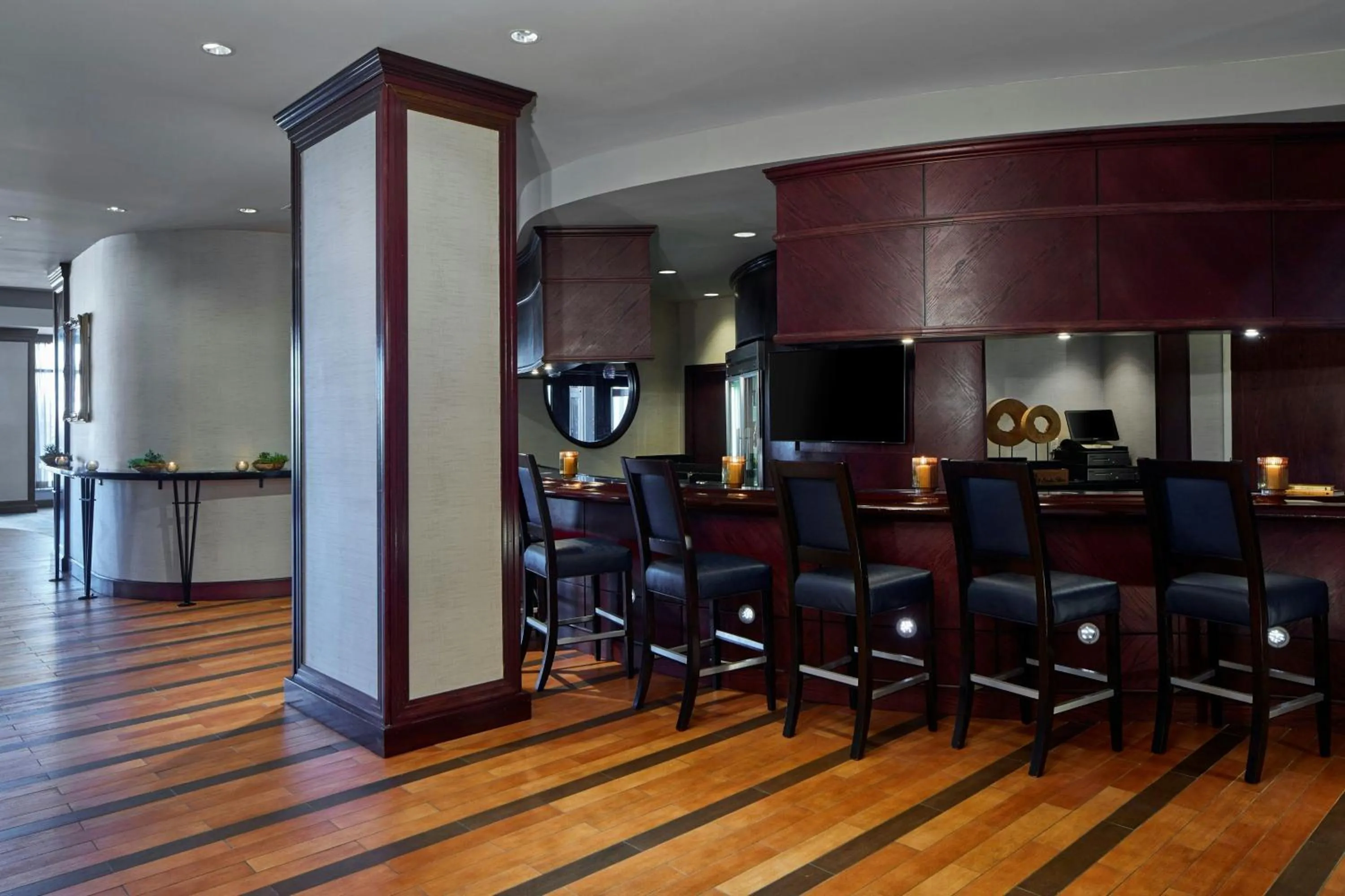 Lobby or reception in Renaissance Mobile Riverview Plaza Hotel