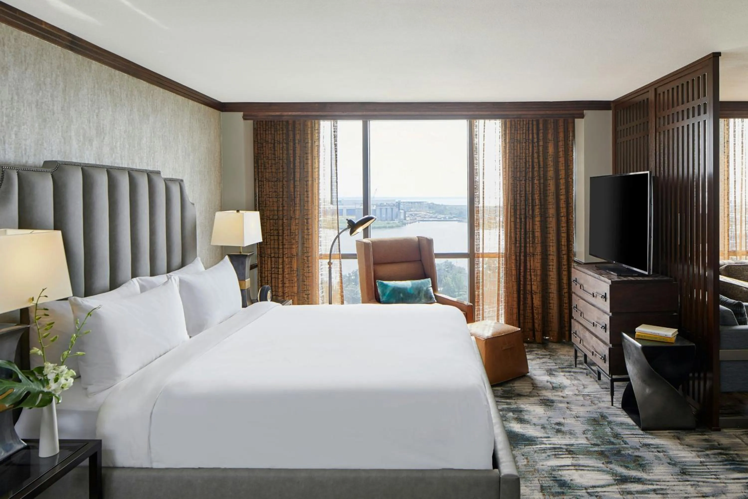 Photo of the whole room, Bed in Renaissance Mobile Riverview Plaza Hotel