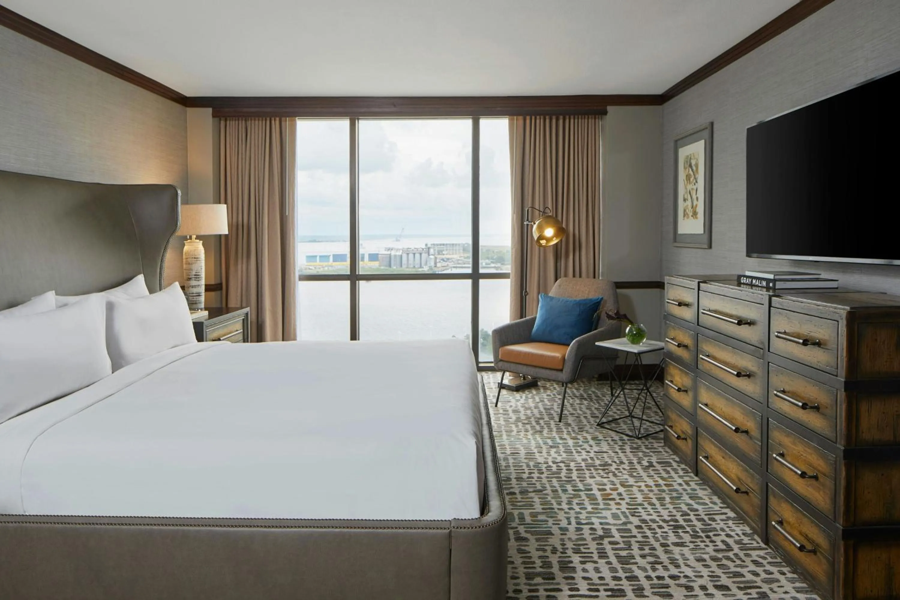 Bedroom, Bed in Renaissance Mobile Riverview Plaza Hotel