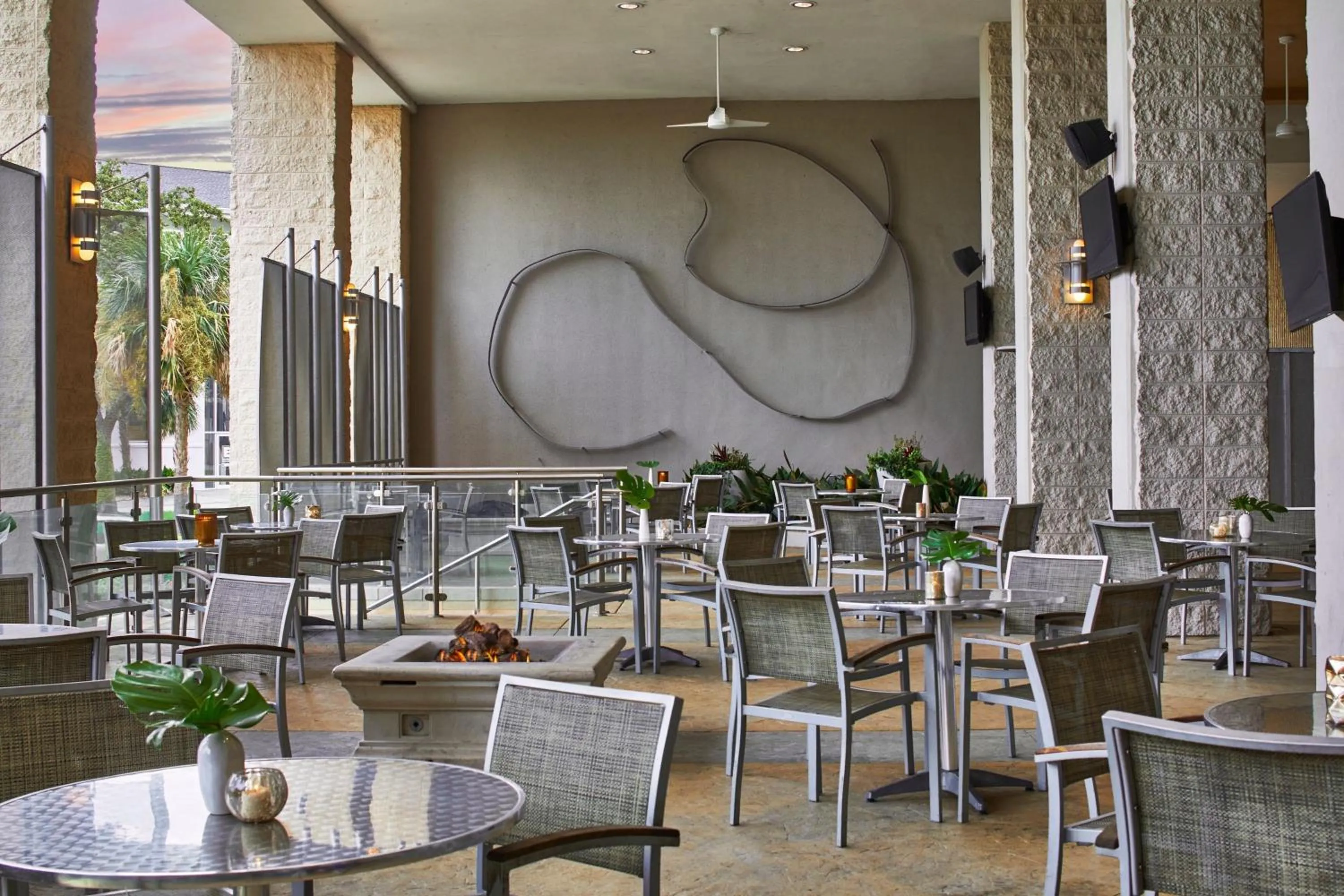 Restaurant/places to eat in Renaissance Mobile Riverview Plaza Hotel