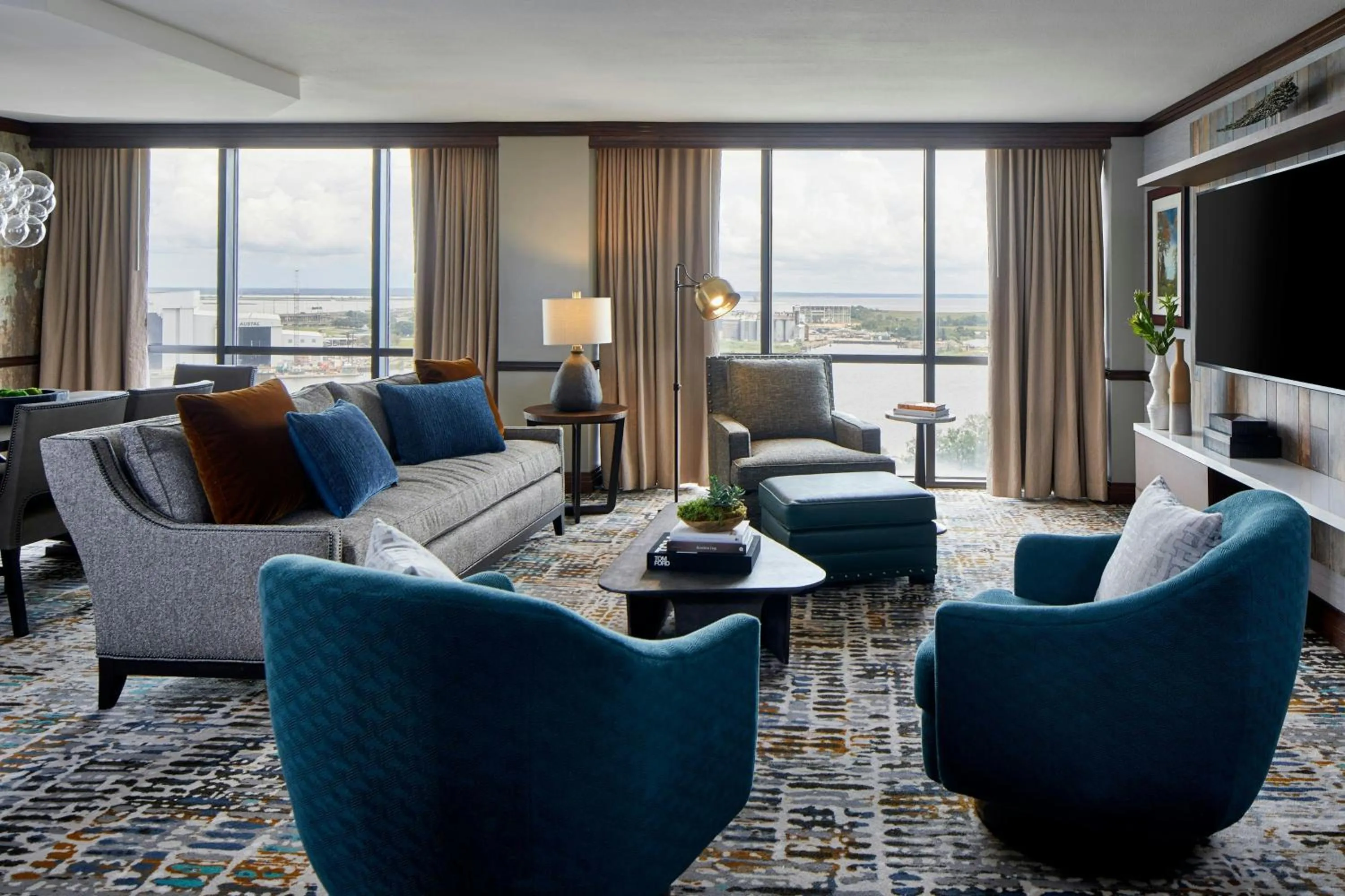 Bedroom in Renaissance Mobile Riverview Plaza Hotel