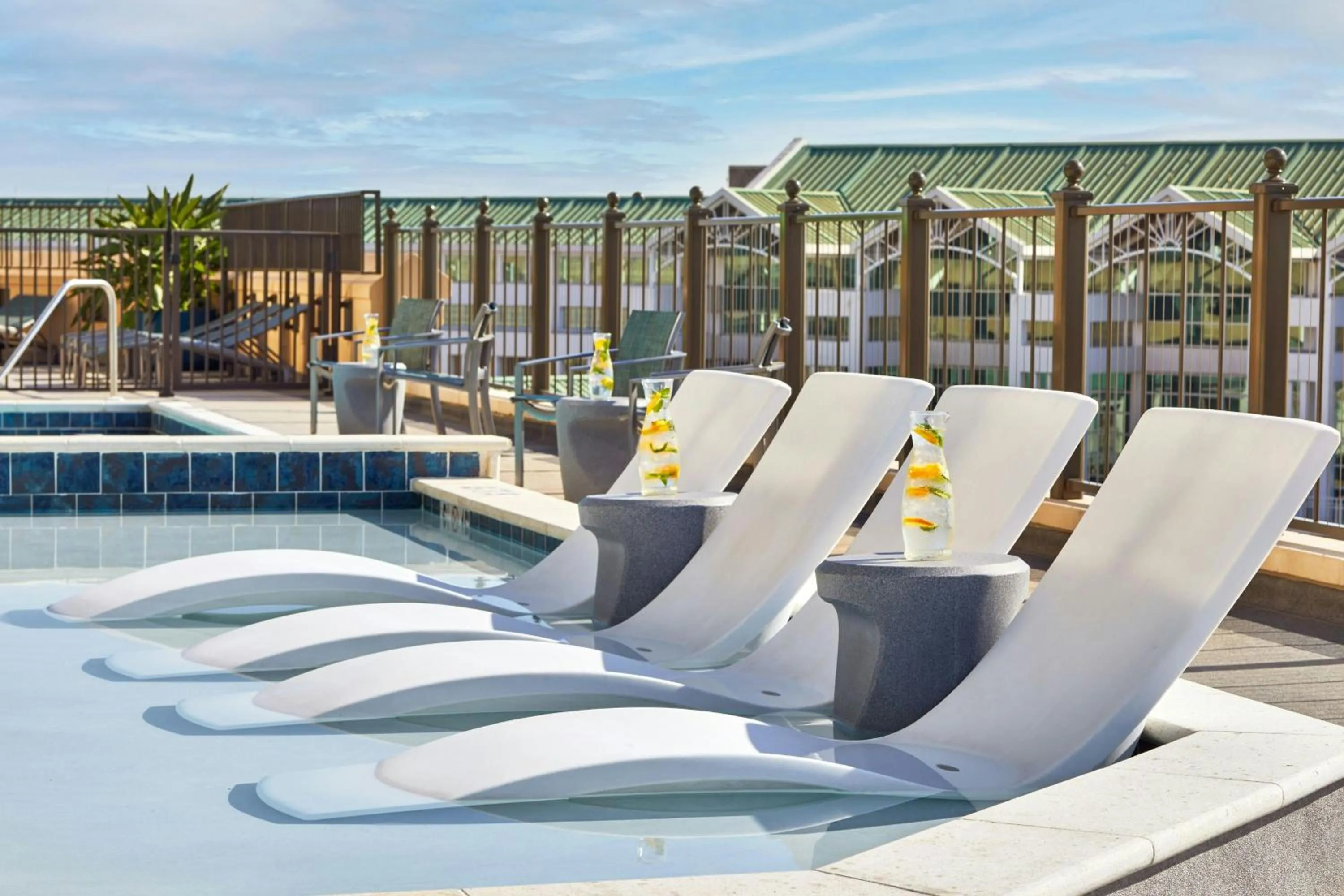 Swimming pool in Renaissance Mobile Riverview Plaza Hotel