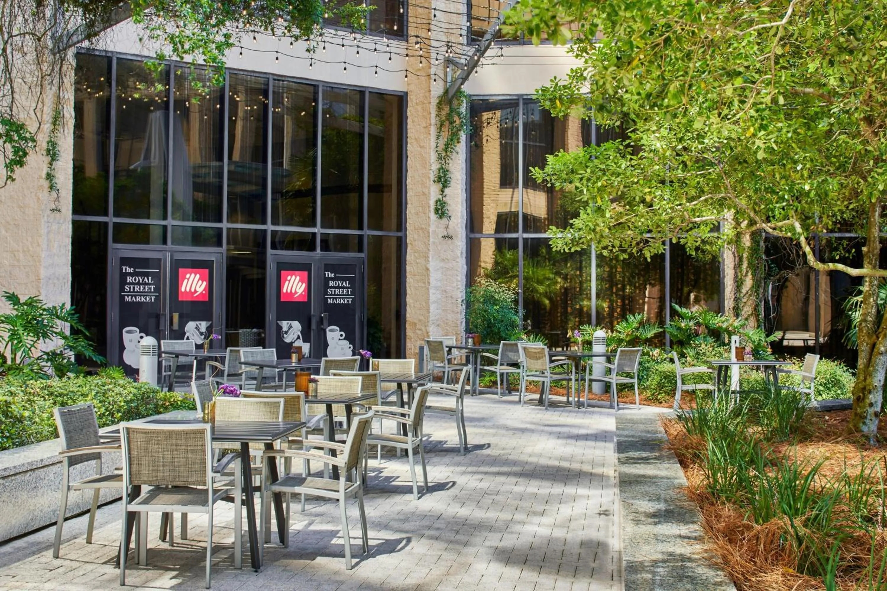 Restaurant/places to eat in Renaissance Mobile Riverview Plaza Hotel