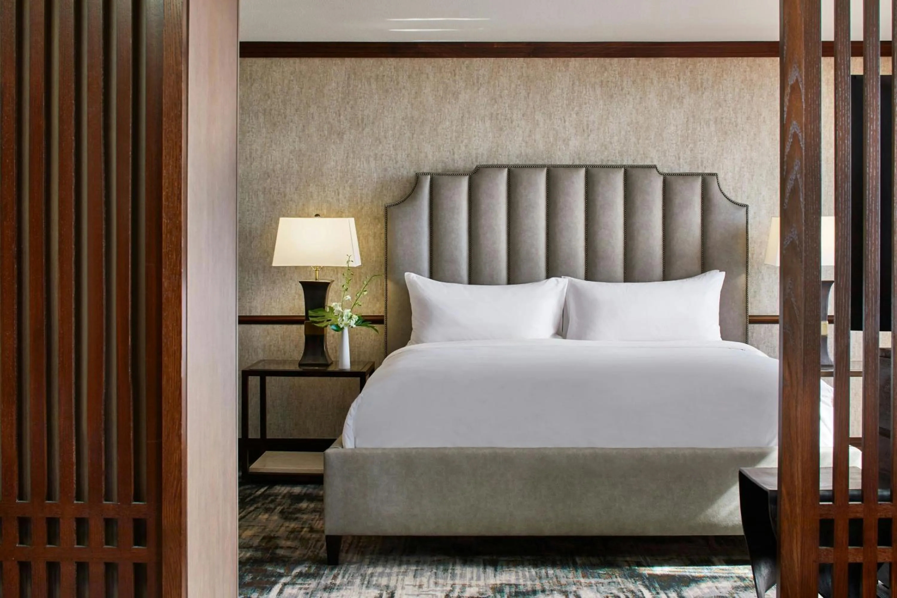 Photo of the whole room, Bed in Renaissance Mobile Riverview Plaza Hotel