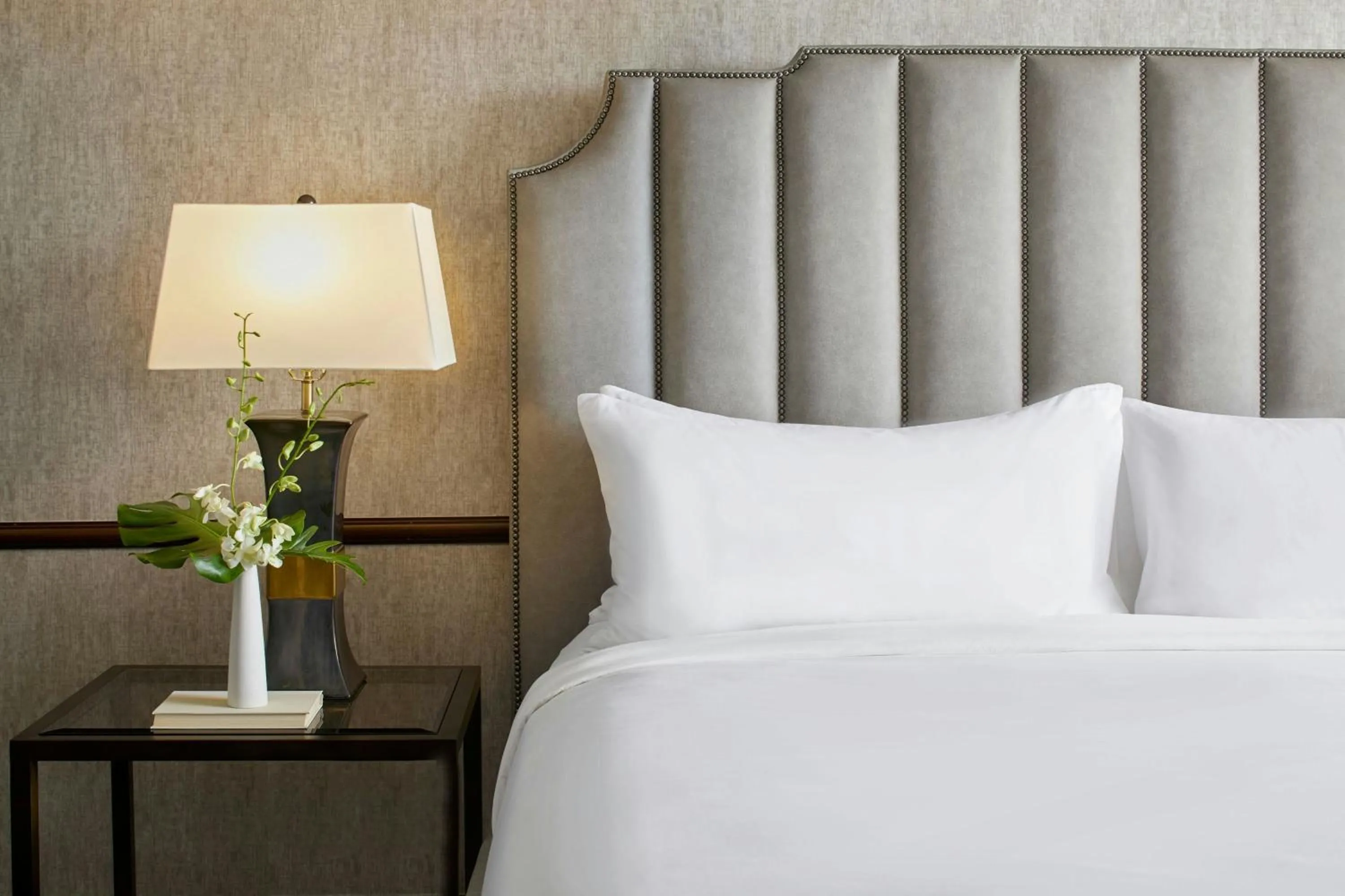 Photo of the whole room, Bed in Renaissance Mobile Riverview Plaza Hotel