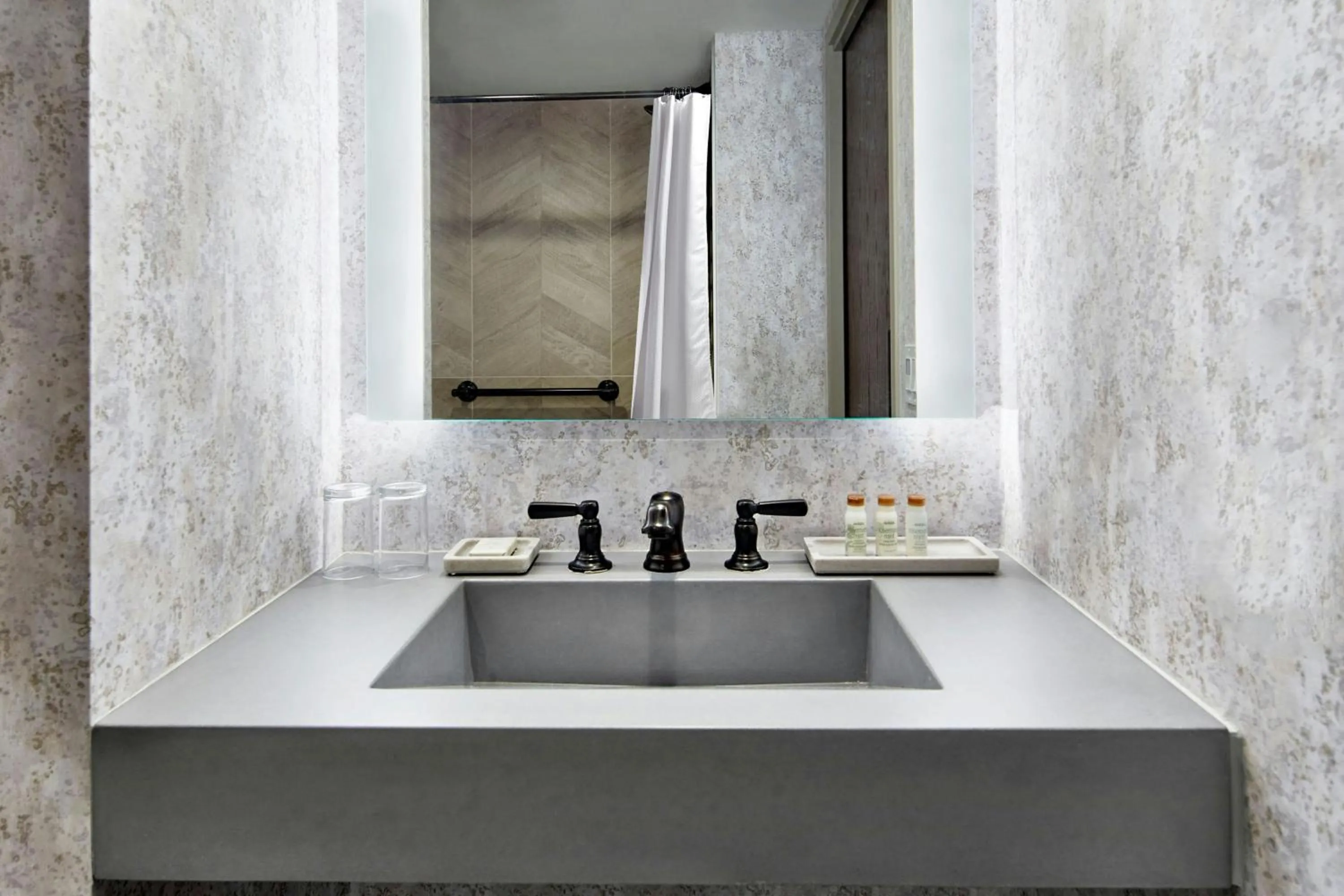 Bathroom in Renaissance Mobile Riverview Plaza Hotel